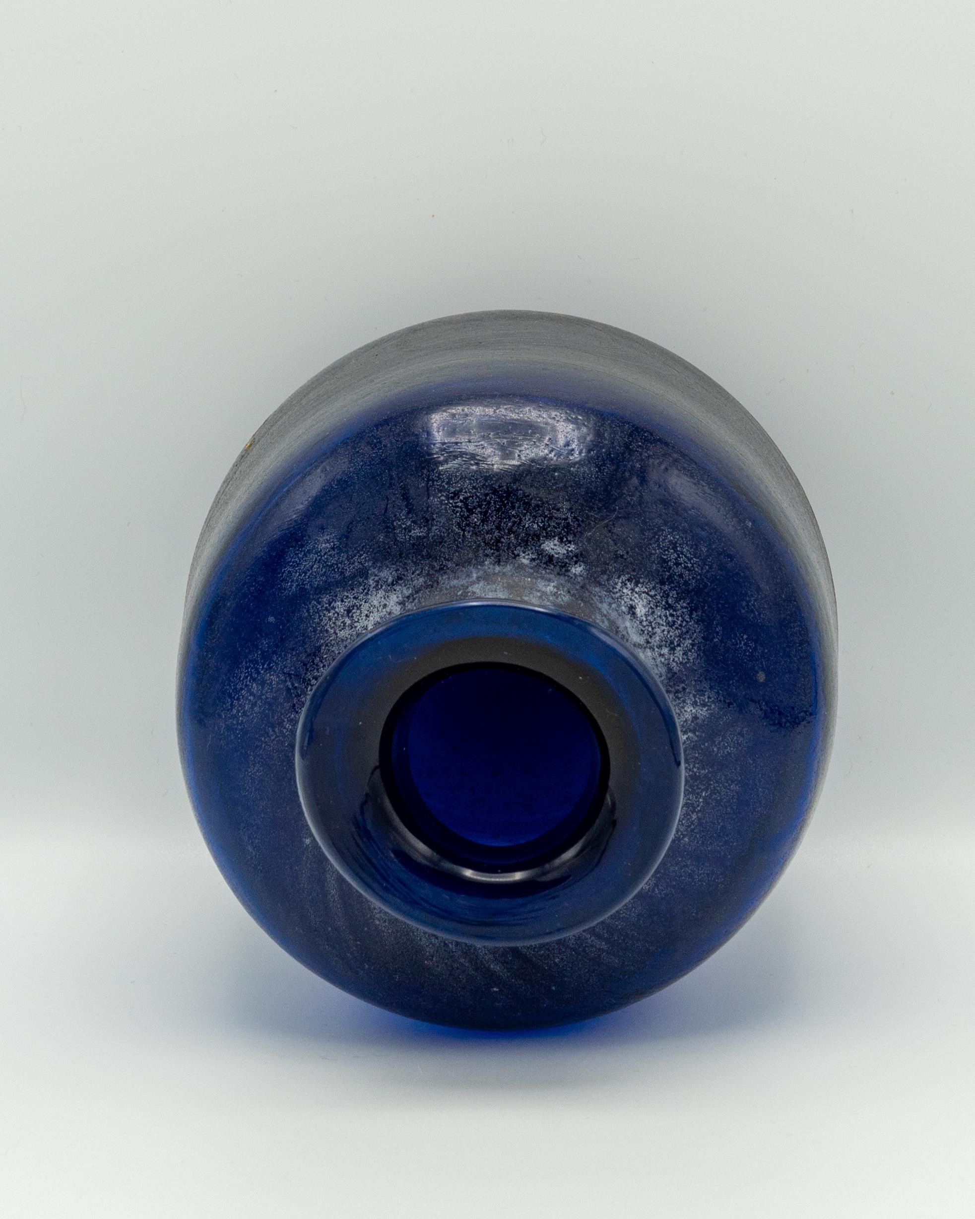 Vaso in vetro blu cobalto di Murano Seguso Scavo, soffiato a mano, anni '80, finitura brutalista 4