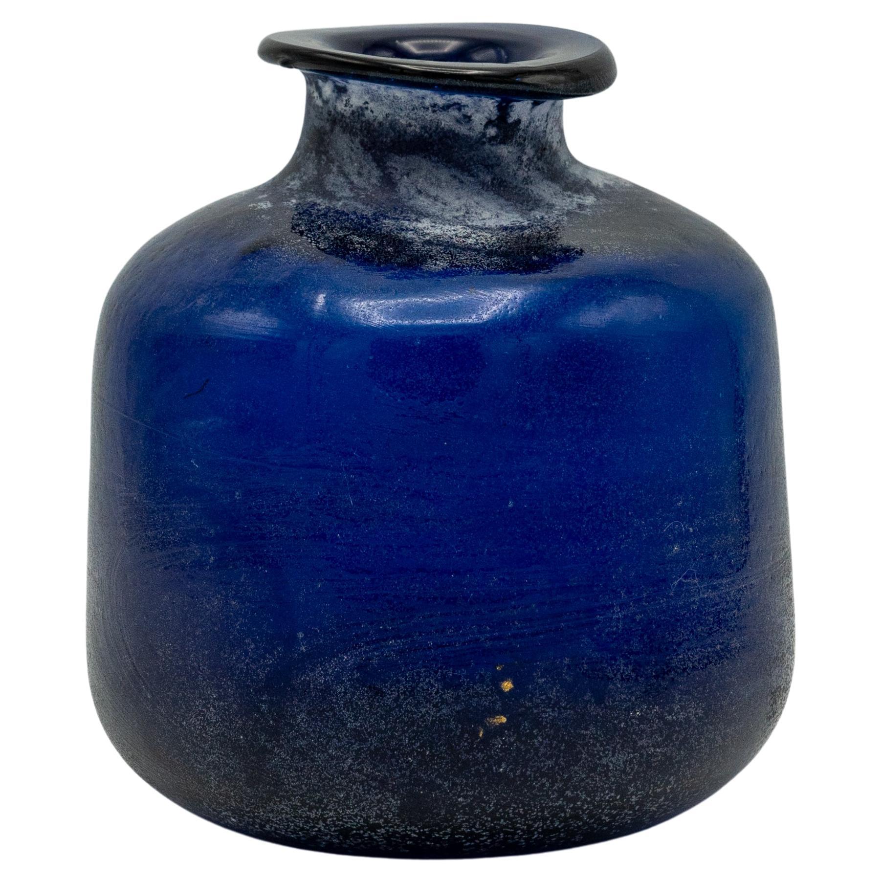 Questo vaso in vetro blu cobalto di Seguso Scavo, realizzato negli anni '80, mostra la straordinaria abilità artigianale che ha reso il vetro di Murano famoso in tutto il mondo. Soffiato a mano con l'innovativa tecnica Scavo, il vaso ha una finitura