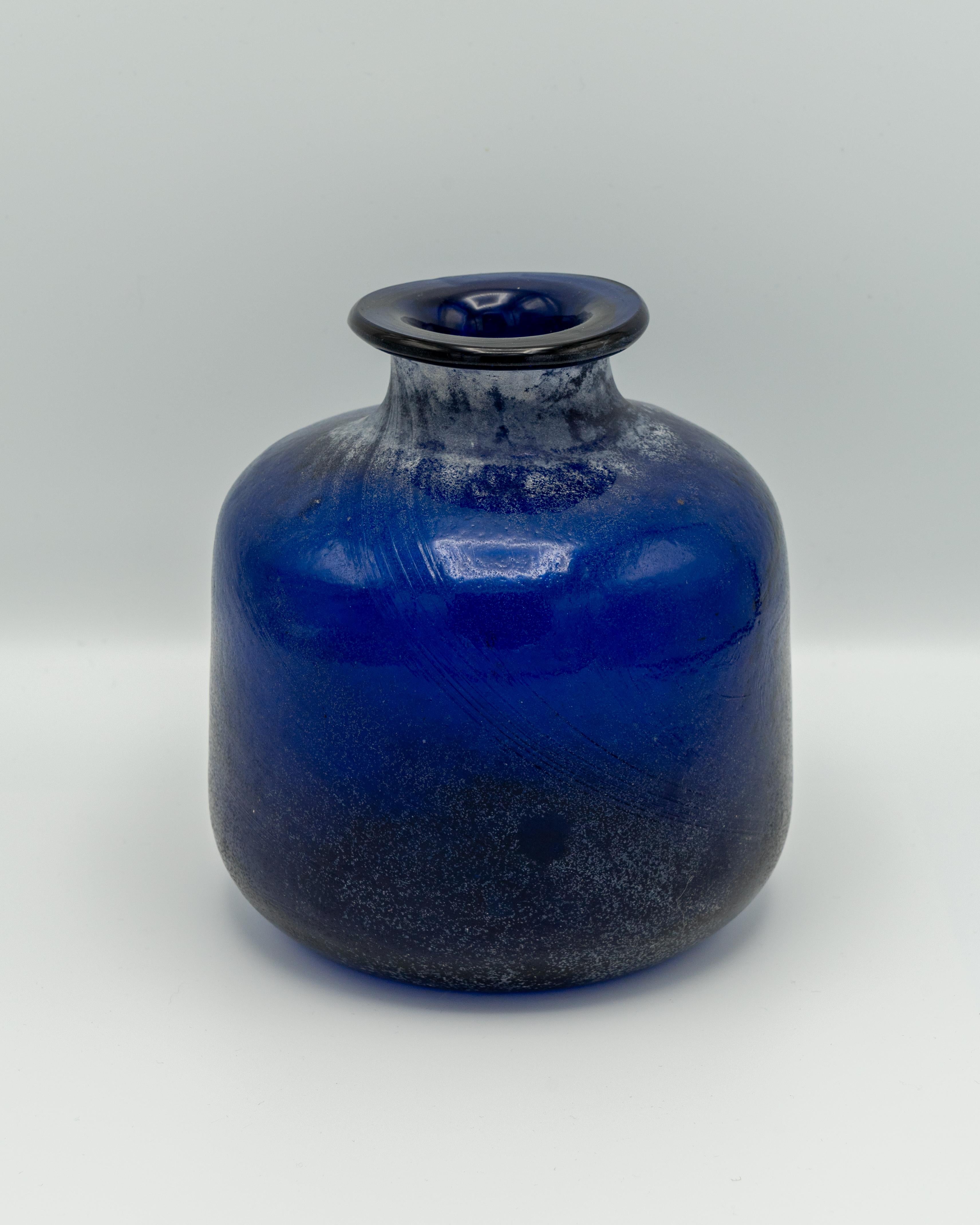 Brutalismo Vaso in vetro blu cobalto di Murano Seguso Scavo, soffiato a mano, anni '80, finitura brutalista