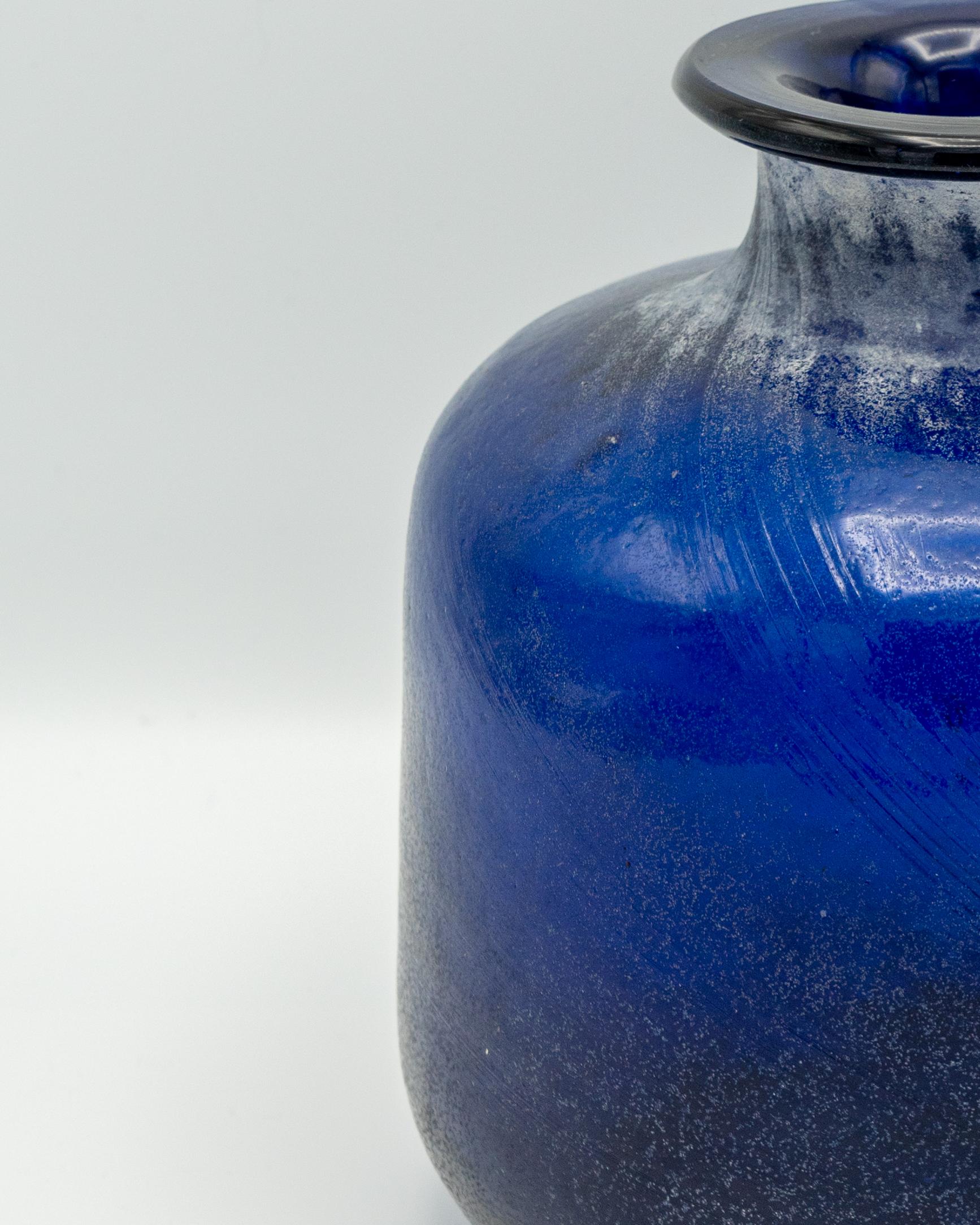 Italiano Vaso in vetro blu cobalto di Murano Seguso Scavo, soffiato a mano, anni '80, finitura brutalista
