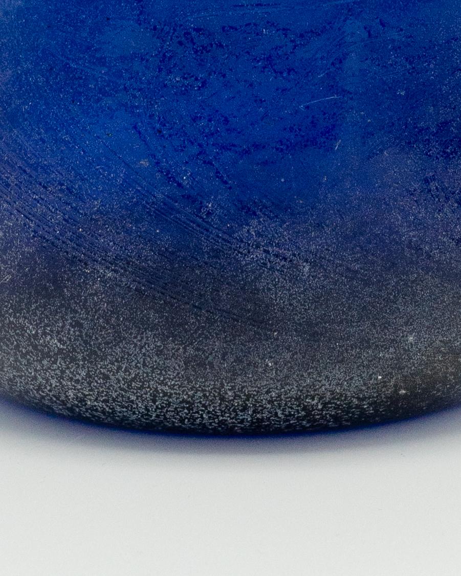 Fatto a mano Vaso in vetro blu cobalto di Murano Seguso Scavo, soffiato a mano, anni '80, finitura brutalista