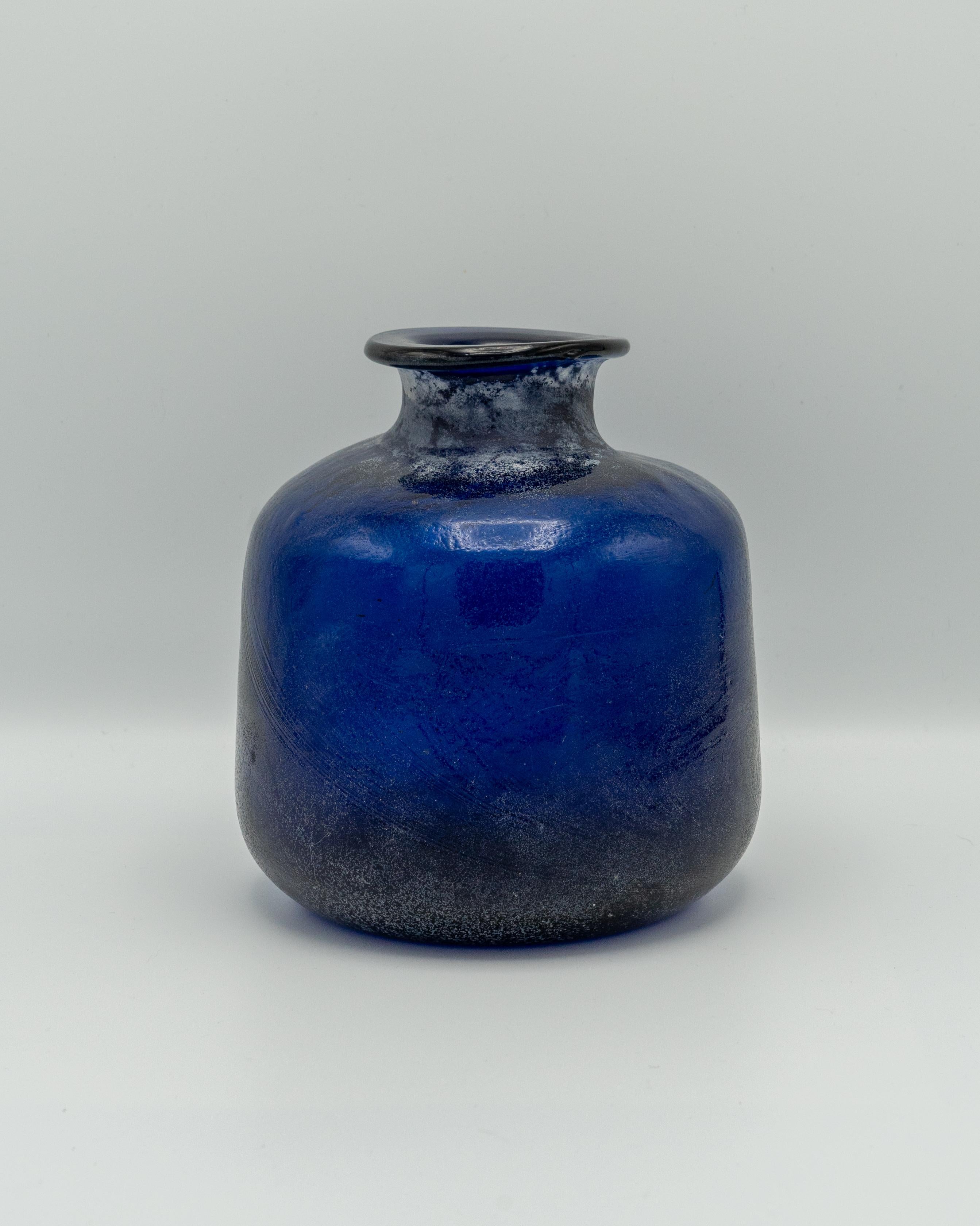 Vaso in vetro blu cobalto di Murano Seguso Scavo, soffiato a mano, anni '80, finitura brutalista In condizioni buone a AMSTERDAM, NL