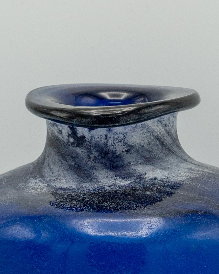 Fine XX secolo Vaso in vetro blu cobalto di Murano Seguso Scavo, soffiato a mano, anni '80, finitura brutalista