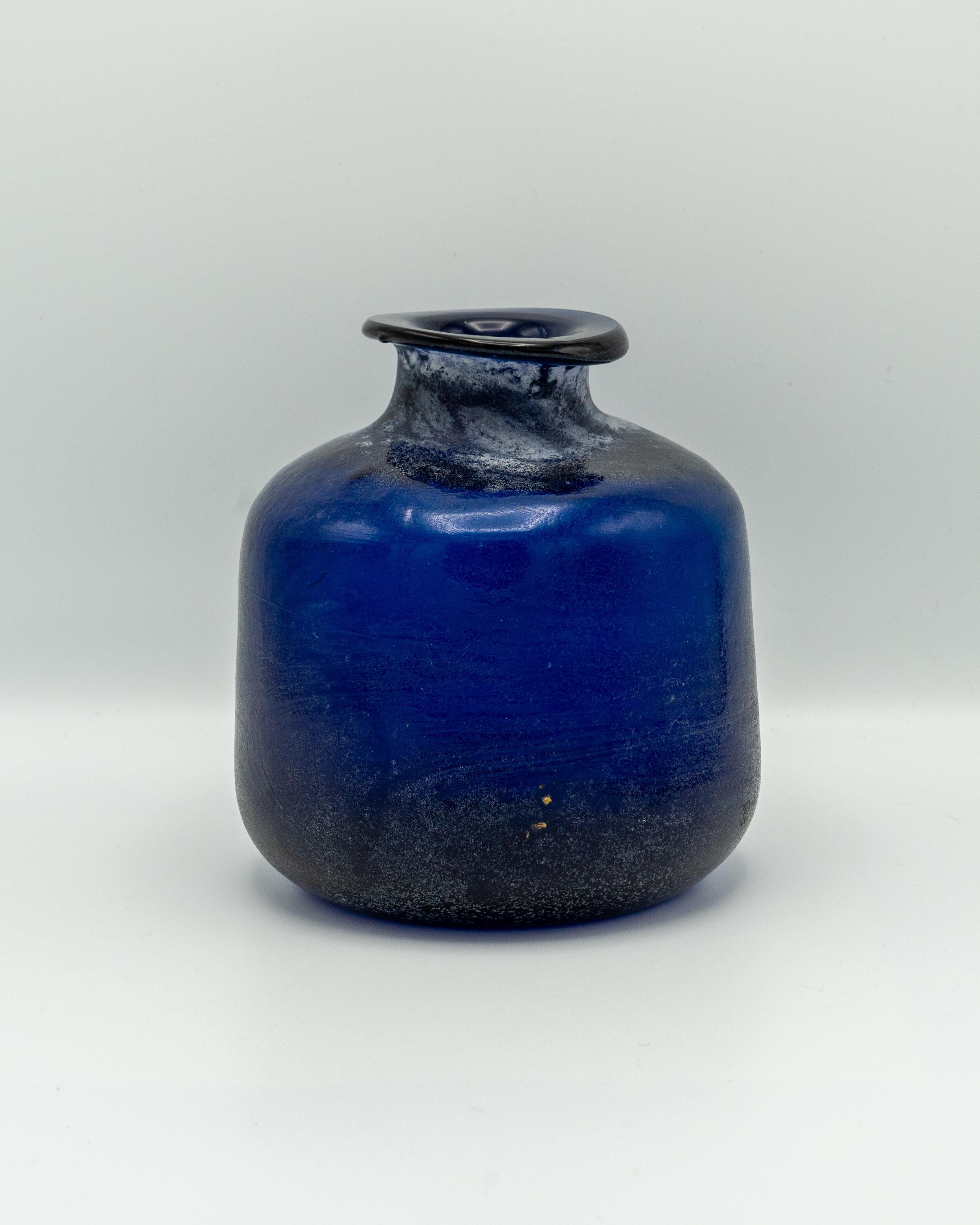 Vetro soffiato Vaso in vetro blu cobalto di Murano Seguso Scavo, soffiato a mano, anni '80, finitura brutalista