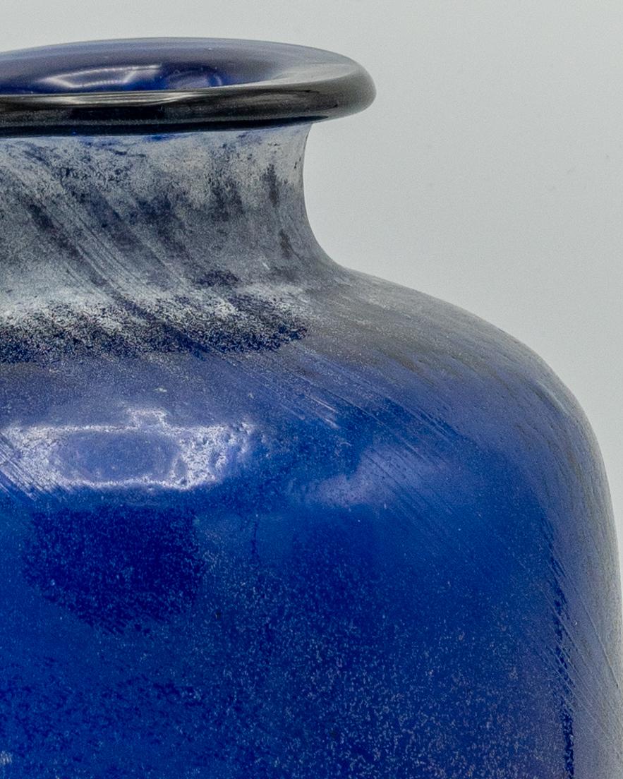 Vaso in vetro blu cobalto di Murano Seguso Scavo, soffiato a mano, anni '80, finitura brutalista 1