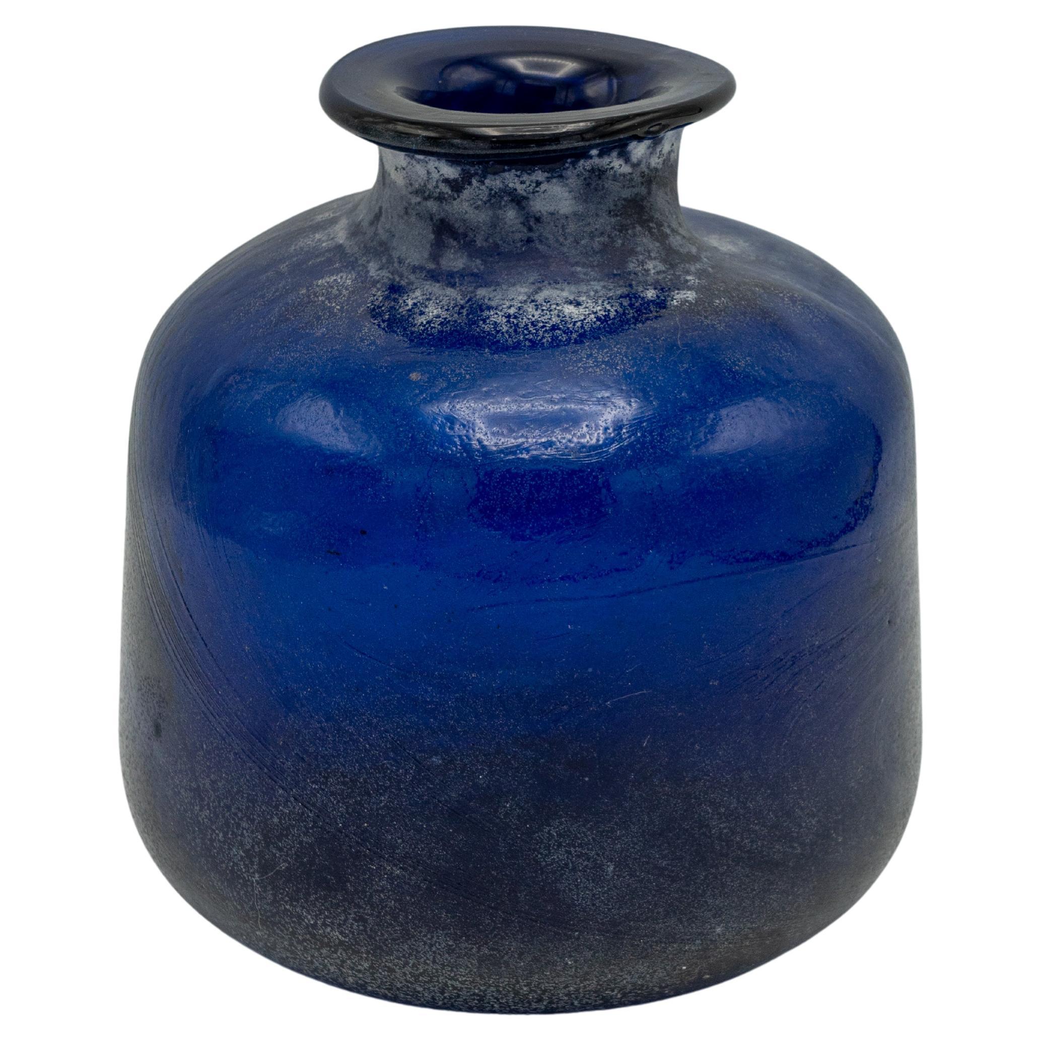 Vaso in vetro blu cobalto di Murano Seguso Scavo, soffiato a mano, anni '80, finitura brutalista