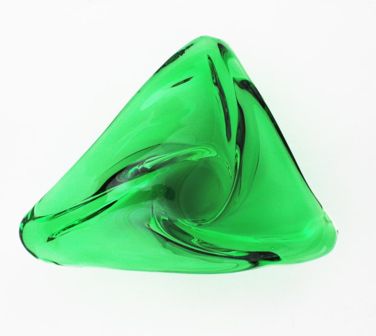 A beautiful handblown Murano glass bowl in emerald green color cased into clear glass. Attributed to Seguso factory. Italy, 1960s.
It has a central swirl decoration and triangular shape.
Useful as candy or jewelry bowl, ashtray or vide
