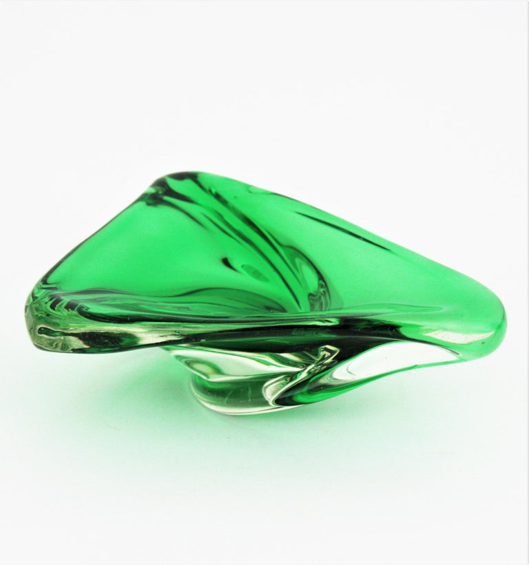 Italian Murano Seguso Sommerso Green Art Glass Triangular Bowl or Ashtray For Sale