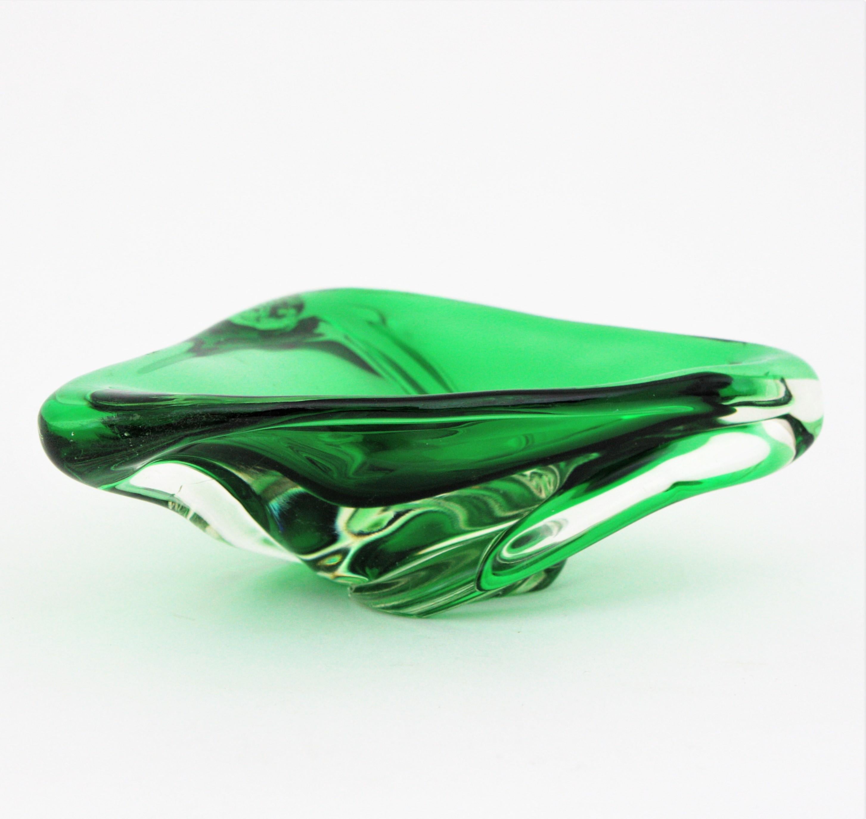 Mid-20th Century Murano Seguso Sommerso Green Art Glass Triangular Bowl / Ashtray For Sale