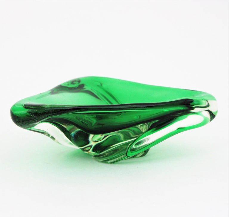 Murano Seguso Sommerso Green Art Glass Triangular Bowl or Ashtray In Good Condition For Sale In Barcelona, ES