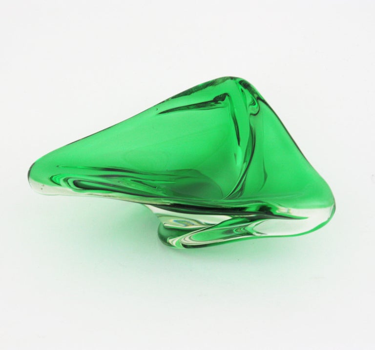 Mid-20th Century Murano Seguso Sommerso Green Art Glass Triangular Bowl or Ashtray For Sale