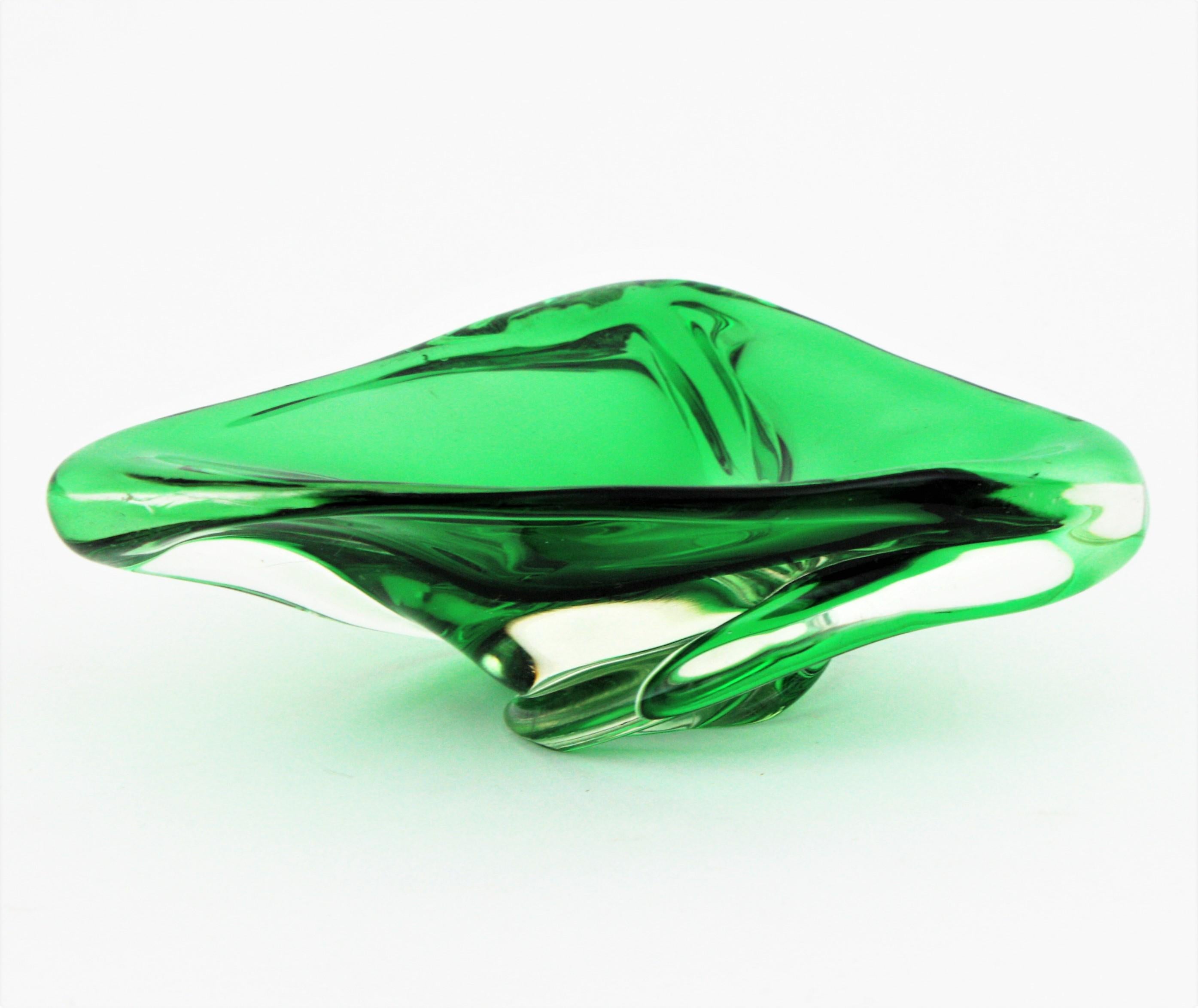 Murano Seguso Sommerso Green Art Glass Triangular Bowl / Ashtray For Sale 1