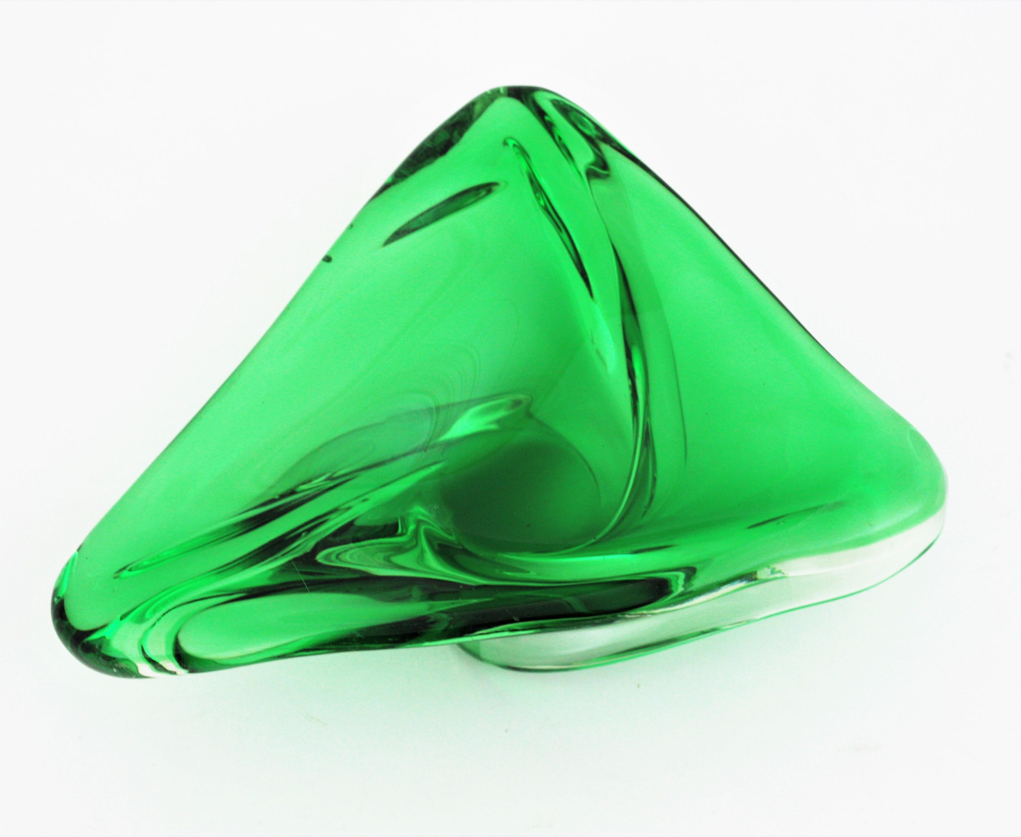 Murano Seguso Sommerso Green Art Glass Triangular Bowl / Ashtray For Sale 3