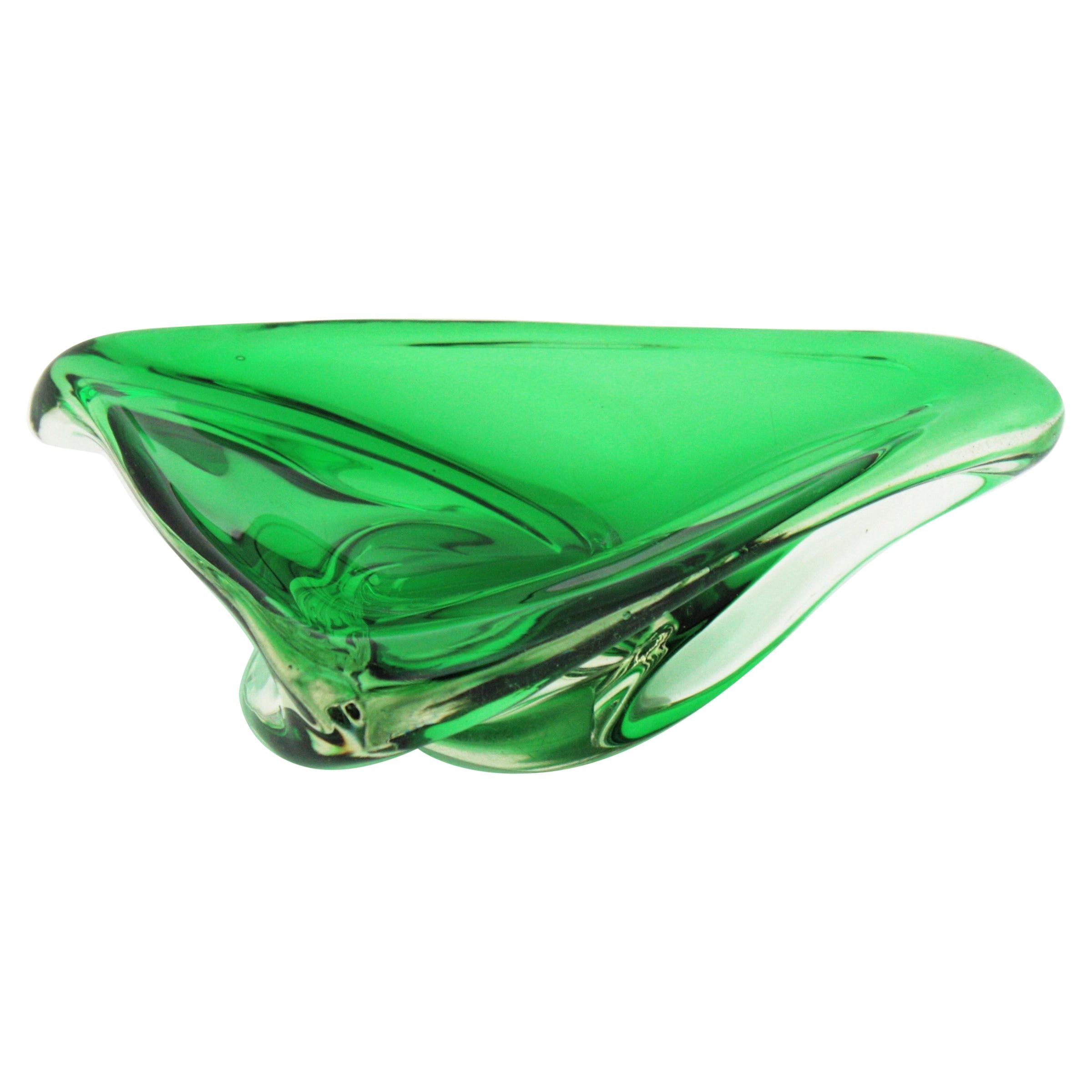 A beautiful handblown Murano glass bowl in emerald green color cased into clear glass. Attributed to Seguso factory. Italy, 1960s.
It has a central swirl decoration and triangular shape.
Useful as candy or jewelry bowl, ashtray or vide