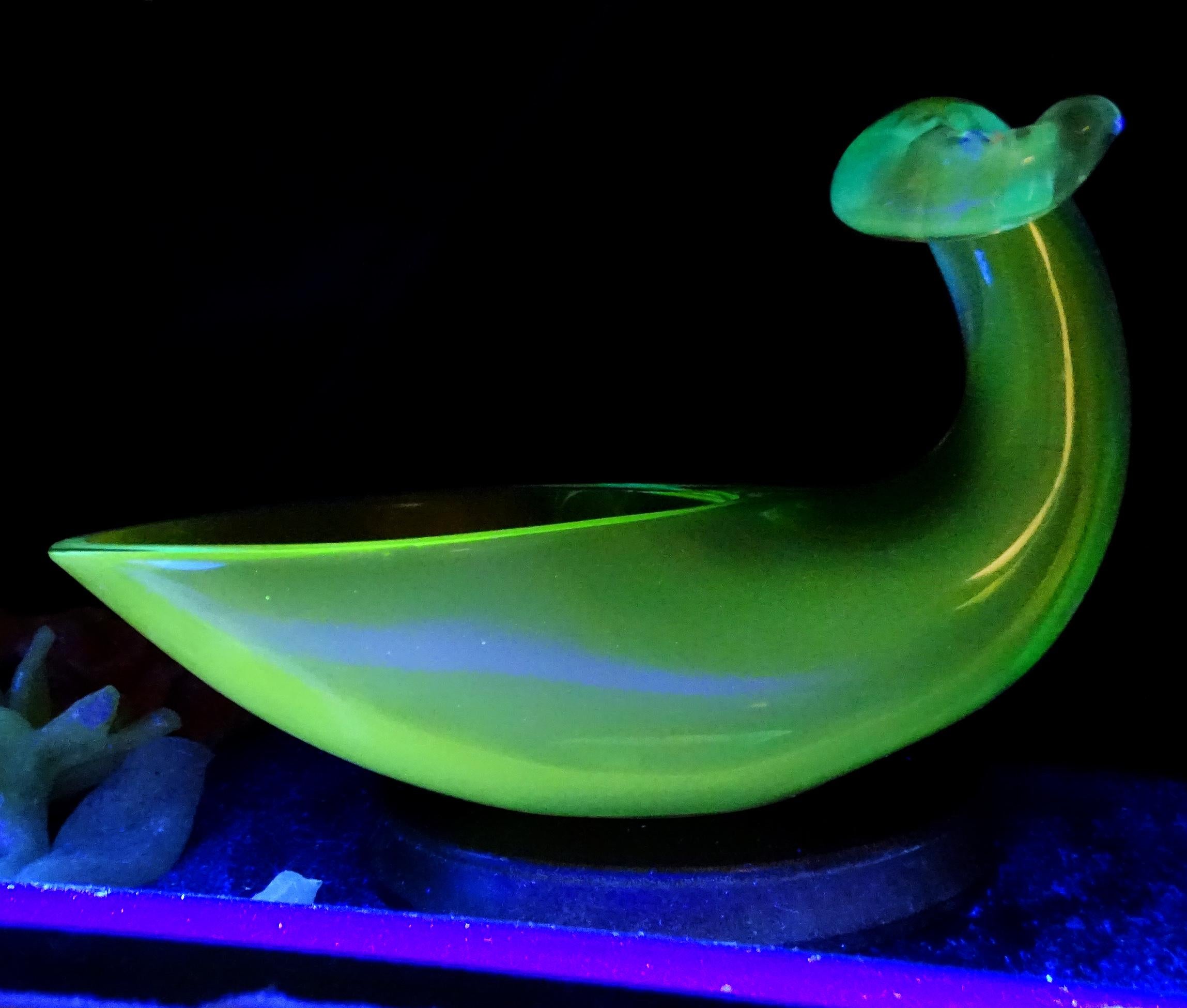 Bellissima ciotola vintage in vetro artistico di Murano soffiato a mano, di colore giallo verde e azzurro, a forma di cornucopia / corno dell'abbondanza. Il pezzo è documentato dal designer Archimede Seguso, con etichetta originale sottostante.