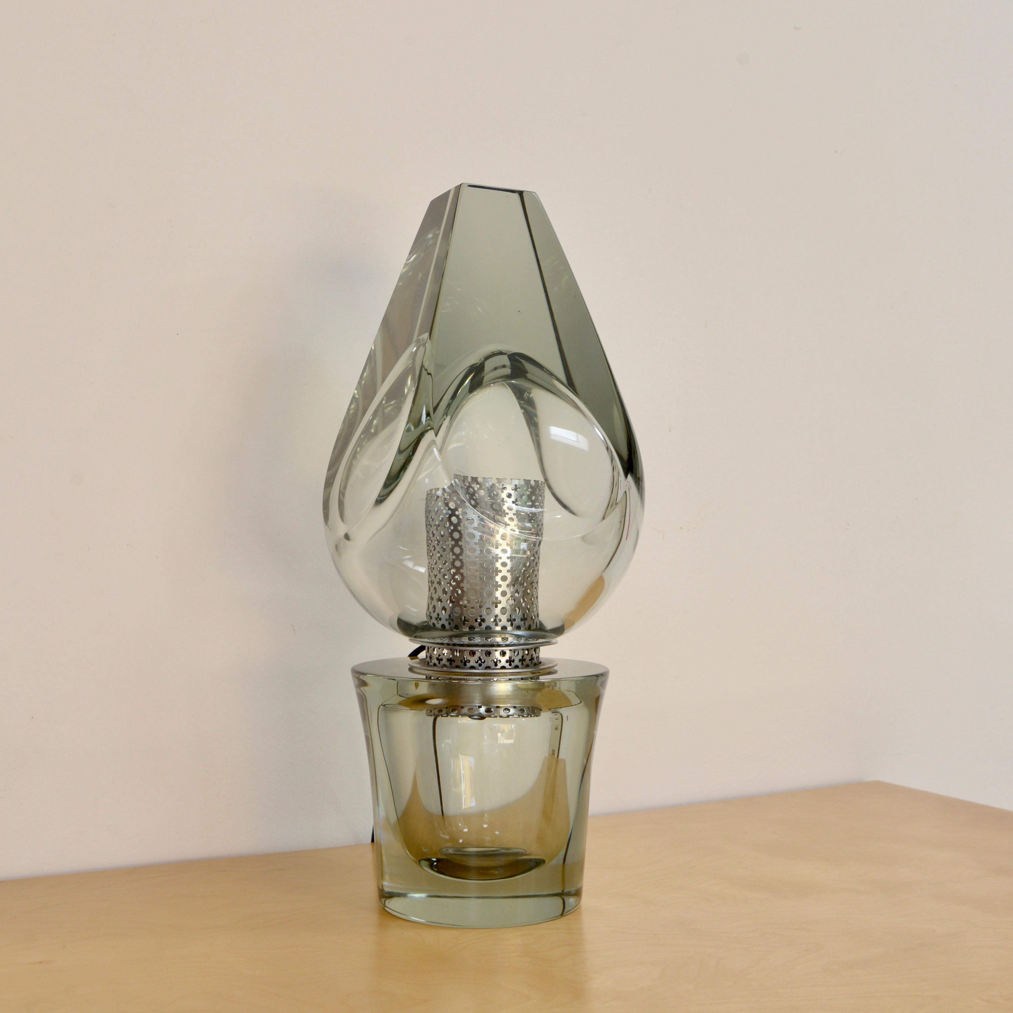 Élégante lampe de table italienne Seguso en verre de cristal de Murano, datant des années 1970. Quincaillerie perforée en laiton nickelé. Entièrement recâblé avec une seule douille E26 à base moyenne. Prêt à être utilisé aux États-Unis.
Mesures
