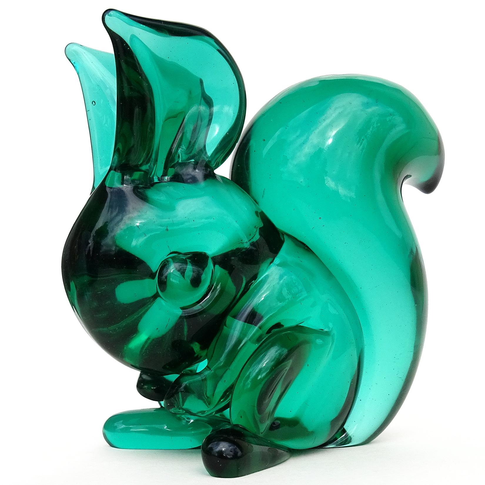 Preciosa, rara y simpática figura/escultura de ardilla de Murano soplada a mano de color verde esmeralda de vidrio artístico italiano Sommerso. Documentado al diseñador Flavio Poli para la empresa Seguso Vetri d'Arte, hacia la década de 1950.