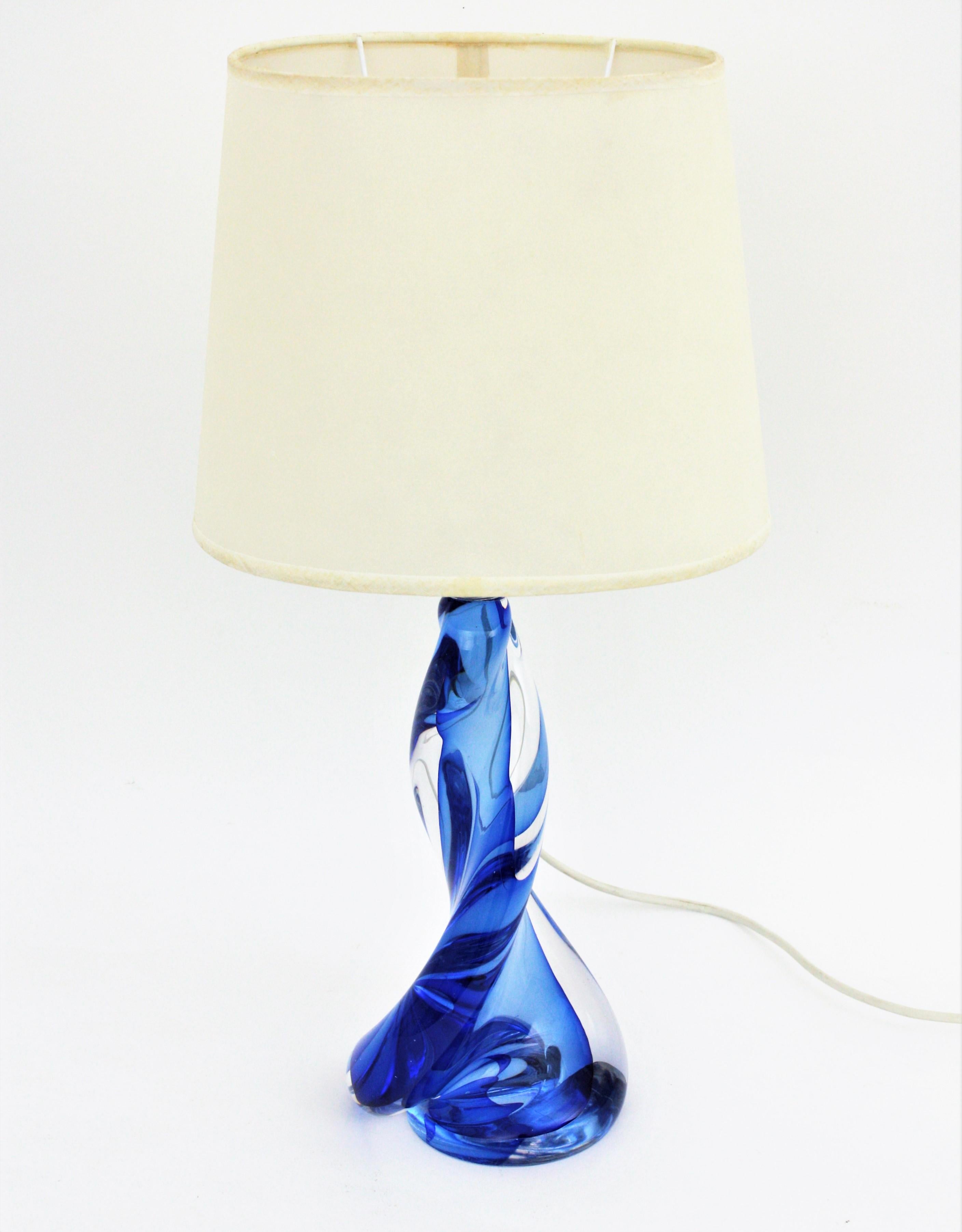Hand blown blue and clear Murano glass Sommerso twisted table lamp attributed Archimede Seguso for Seguso Vetri d'Arte, Italy, 1950s-1960s.
Sculptural lamp made of blue glass cased into clear glass.
Shade not provided.
Measures: 34 cm height x 13