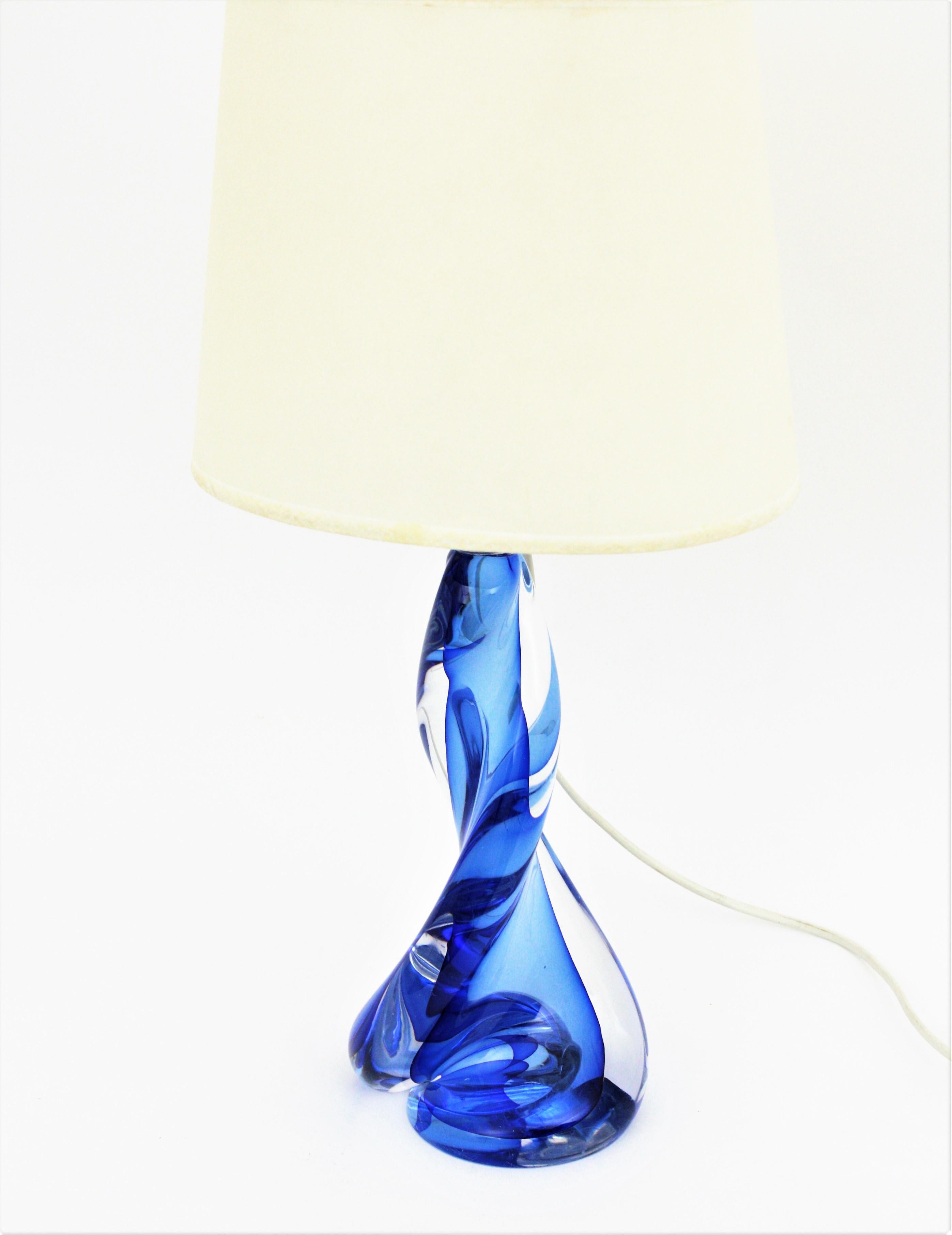 Mid-Century Modern Murano Seguso Vetri d'Arte Sommerso Blue and Clear Glass Twisted Table Lamp