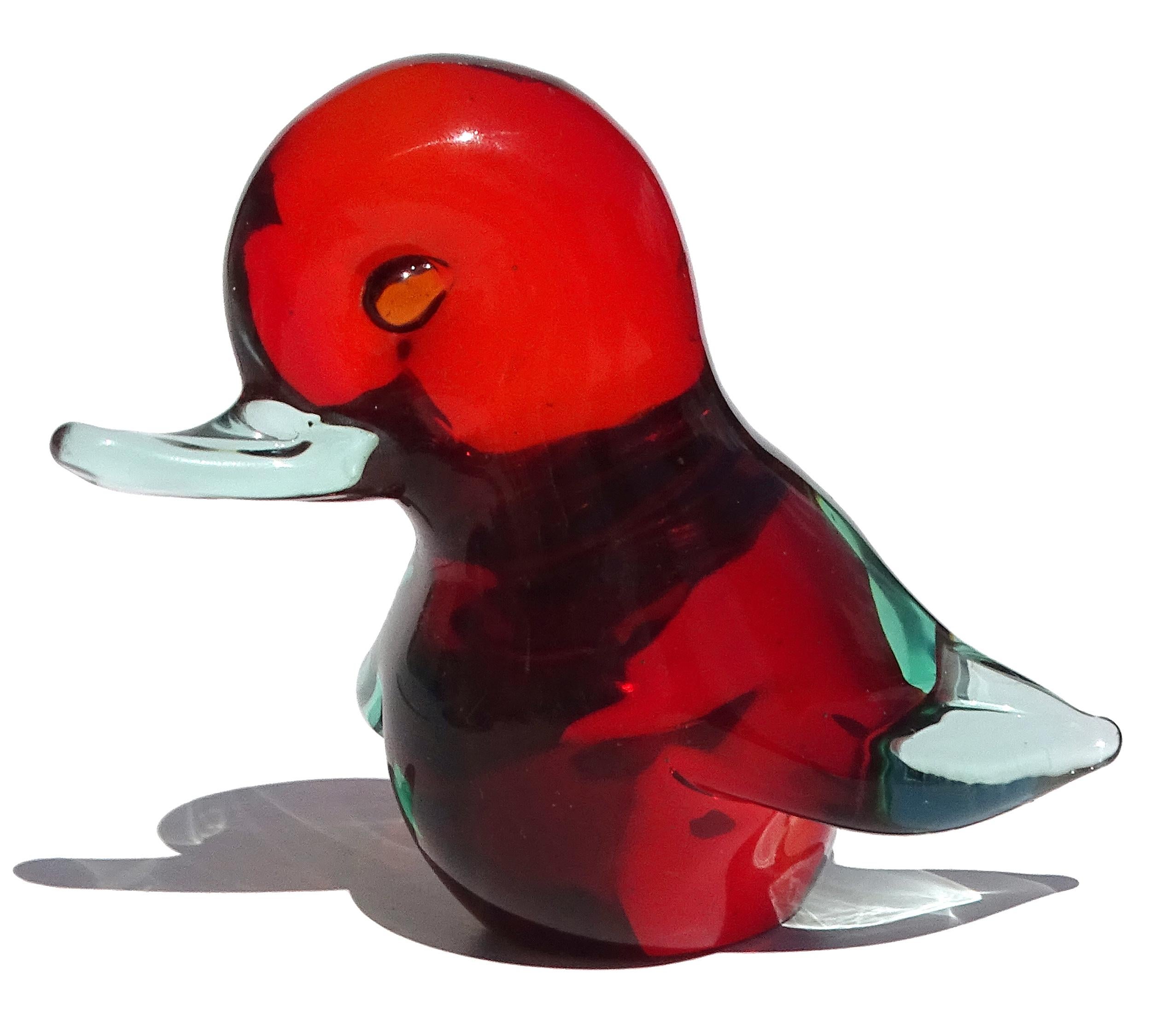 Bellissima e carinissima statuetta/scultura d'epoca di Murano Glass Sommerso soffiata a mano in vetro artistico rosso e verde. Il pezzo è documentato dall'azienda Seguso Vetri d'Arte, intorno agli anni '60. Il disegno è pubblicato nel libro