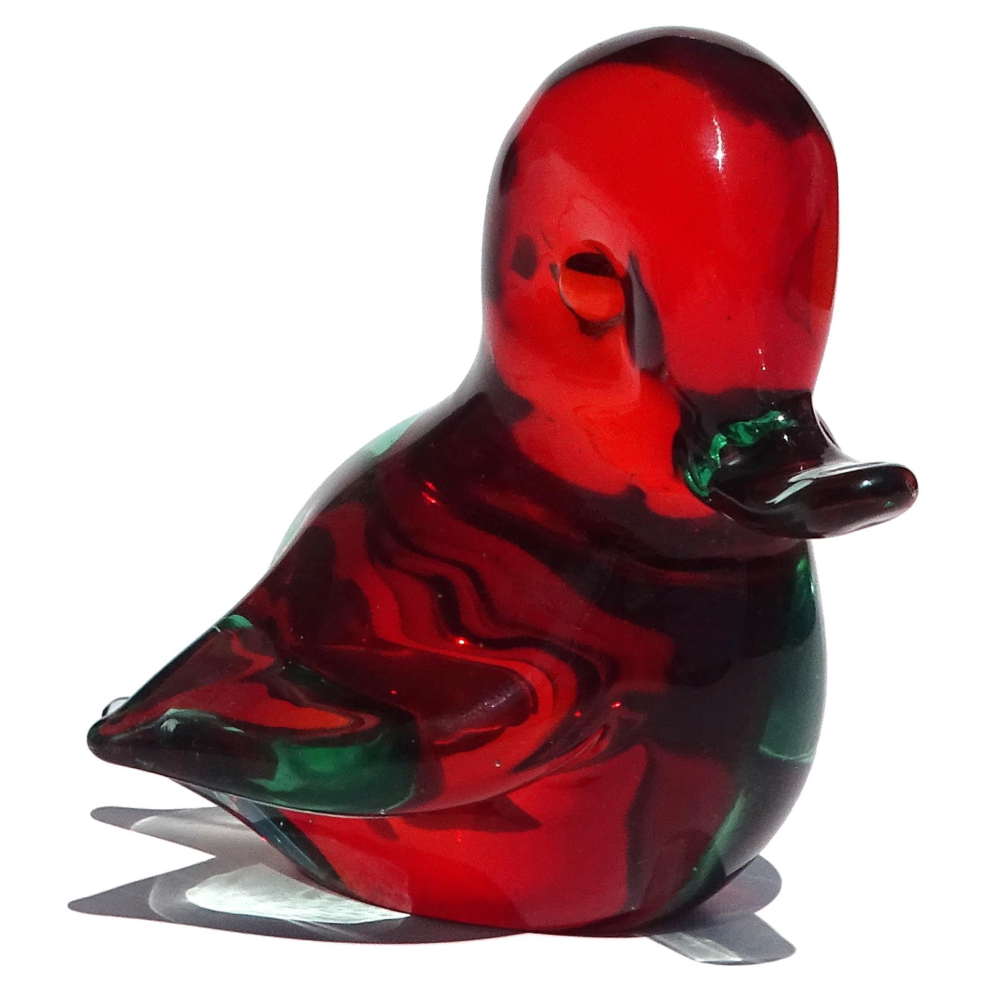 Italiano Seguso Vetri d'Arte Sommerso Red Green Figurina di Uccello in Vetro d'Arte di Murano in vendita