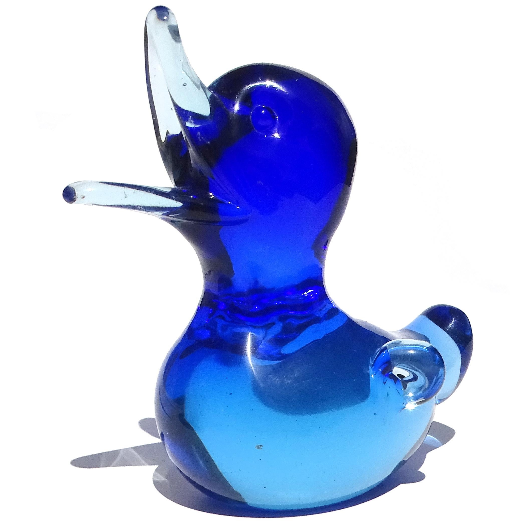 Bellissima scultura d'epoca in vetro artistico di Murano Glasserso soffiato a mano, di colore blu zaffiro e blu acqua. La statuetta è documentata dal designer Archimede Seguso. Il pezzo presenta un colore blu molto intenso sulla faccia dell'uccello