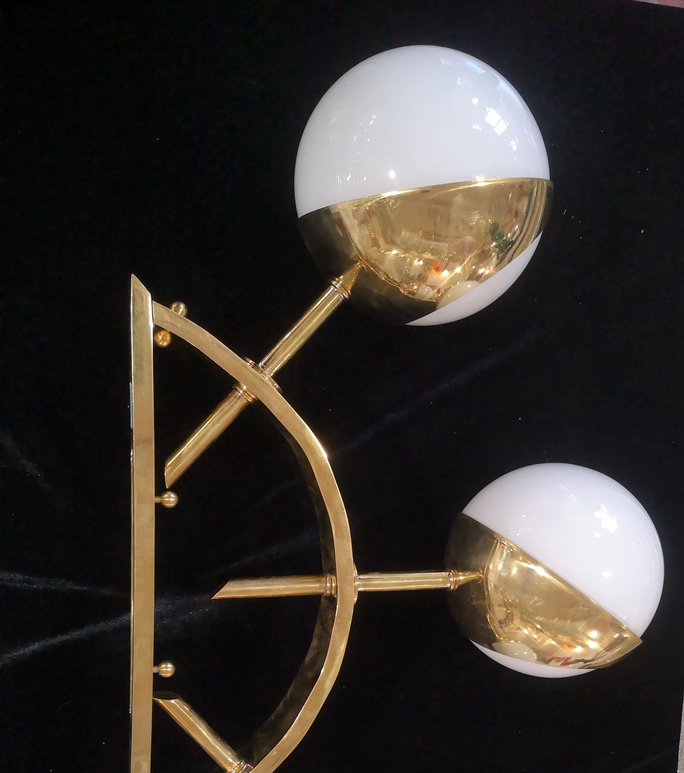 Murano Semicircle Art White Glass and Brass MidCentury Wall Light, 2000 In Good Condition For Sale In Rome, IT