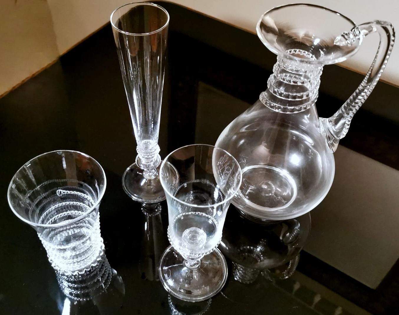italien Service de Murano 36 verres et pichet en verre soufflé et décorations appliquées en vente
