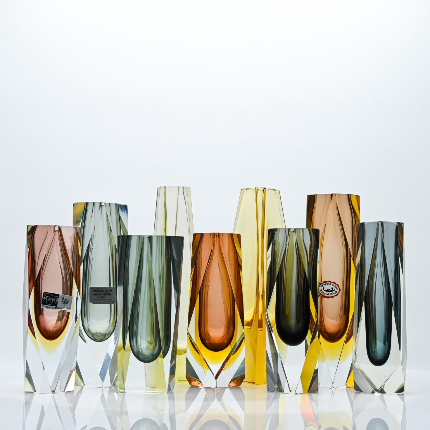 Satz von 9 mundgeblasenen Murano-Vasen in den Farben Braun, Grau, Bernstein und Gelb. Die Vasen sind aus Murano-Glas vom italienischen Glasbläserkünstler Mandruzzato, Italien, 1970er Jahre.

Diese exquisiten venezianischen Vasen werden mit einer der