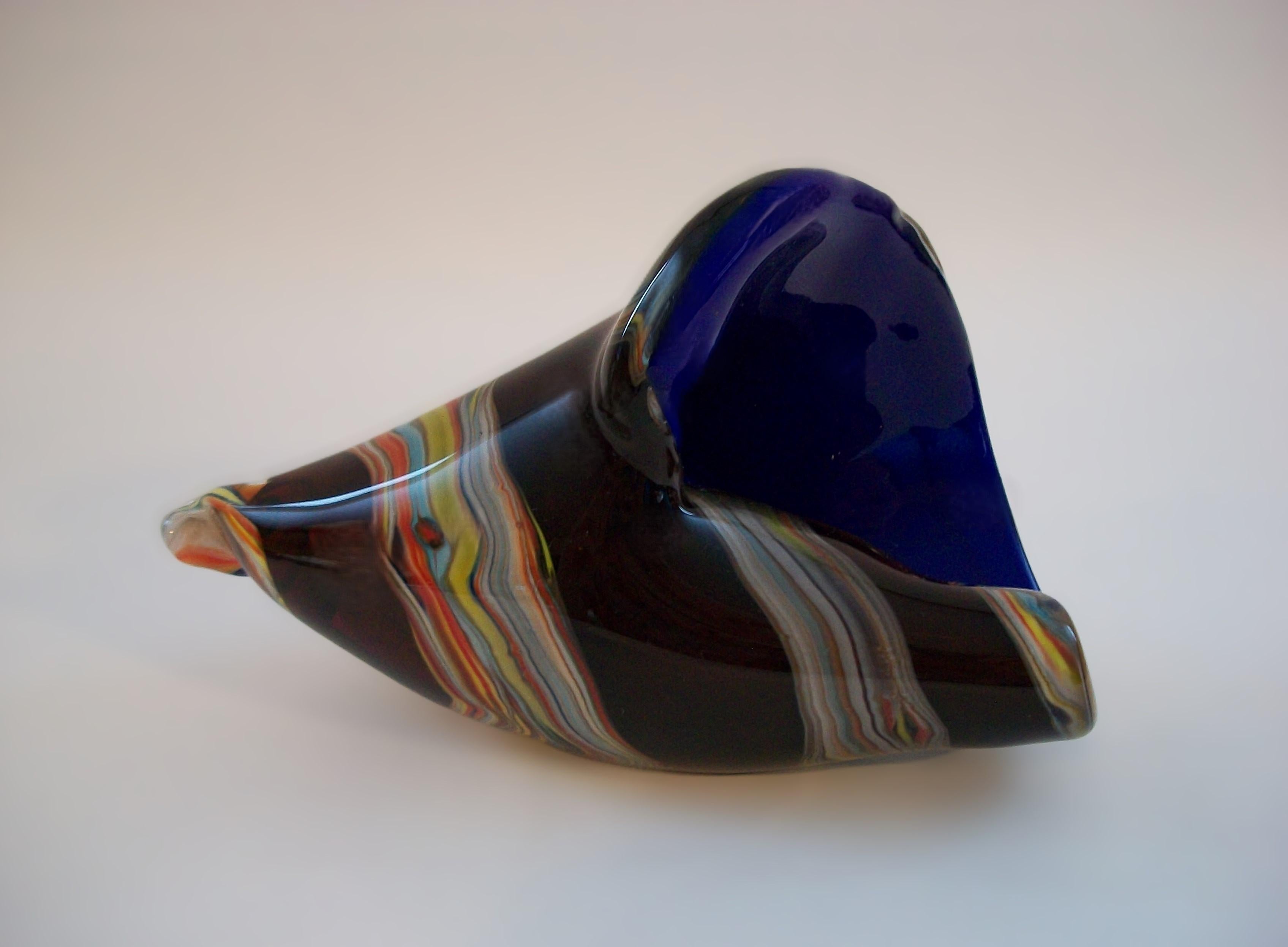 Scultura a conchiglia in vetro di Murano multicolore e blu - finitura lucida con base piatta - non firmata - Italia - fine XX secolo.

Eccellenti condizioni vintage - nessuna perdita - nessun danno - nessuna scheggiatura - nessuna crepa - nessun