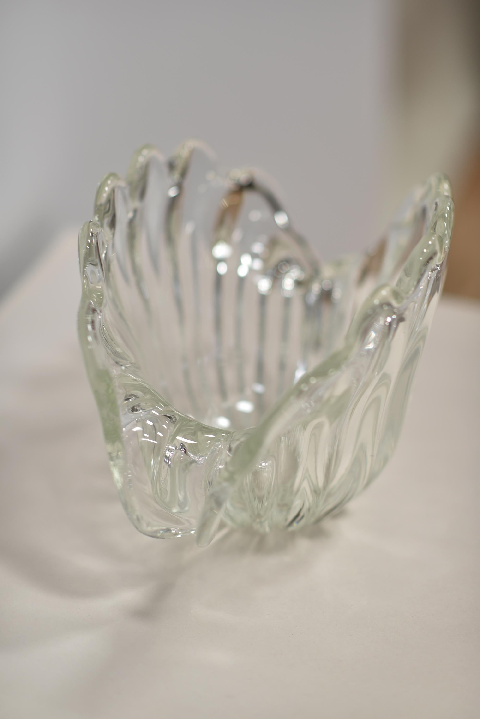 Hand Sculpted Shell Shape MURANO Glass Bowl  In Good Condition For Sale In Hawthorne, CA