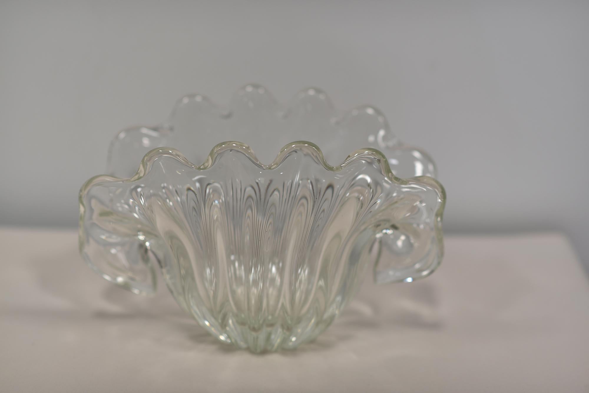 Vetro di Murano Ciotola in vetro MURANO scolpita a mano a forma di conchiglia in vendita
