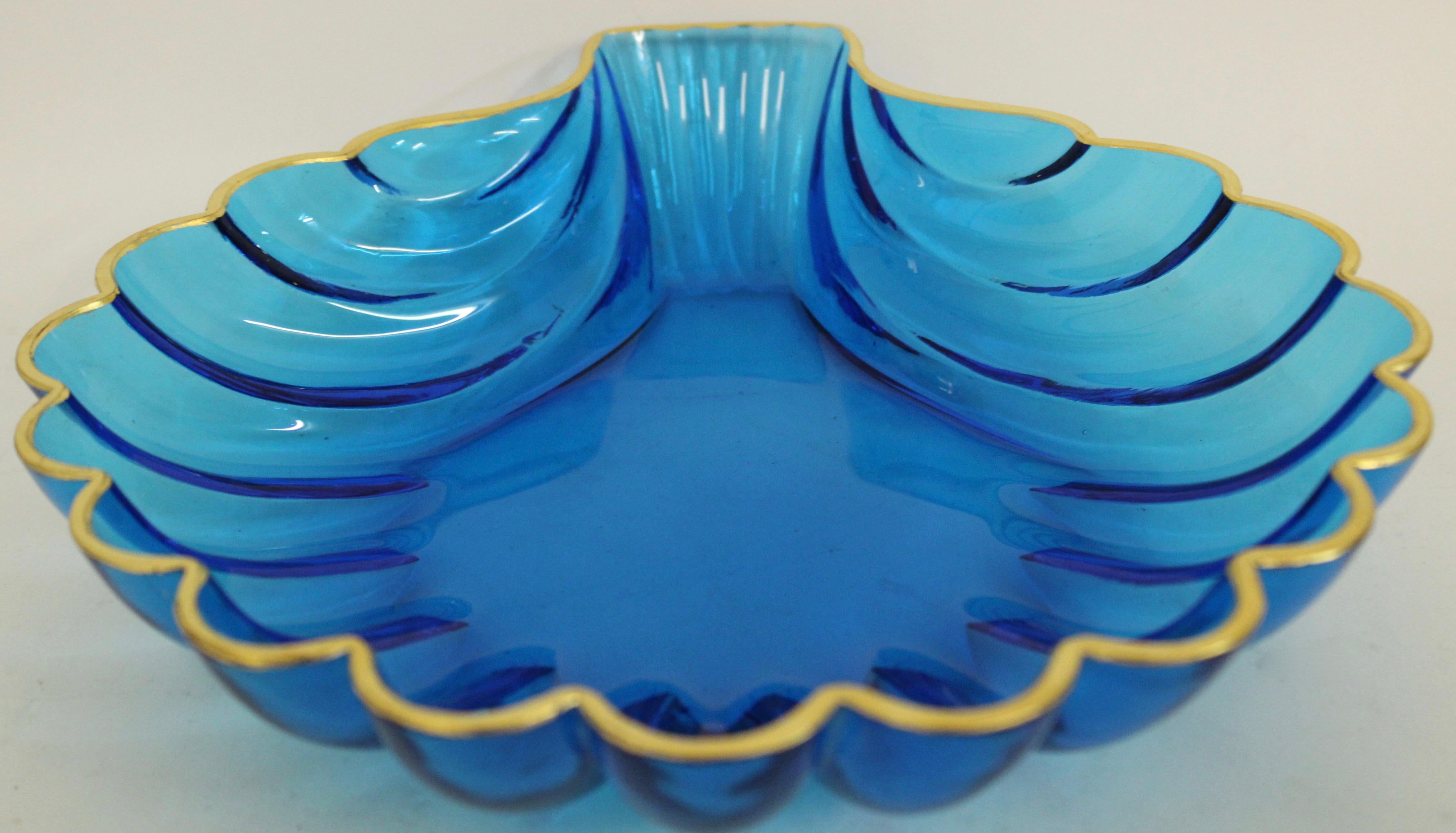 Plat en verre de Murano bleu clair en forme de coquille avec dorure sur le bord extérieur, italien, 20e siècle.
