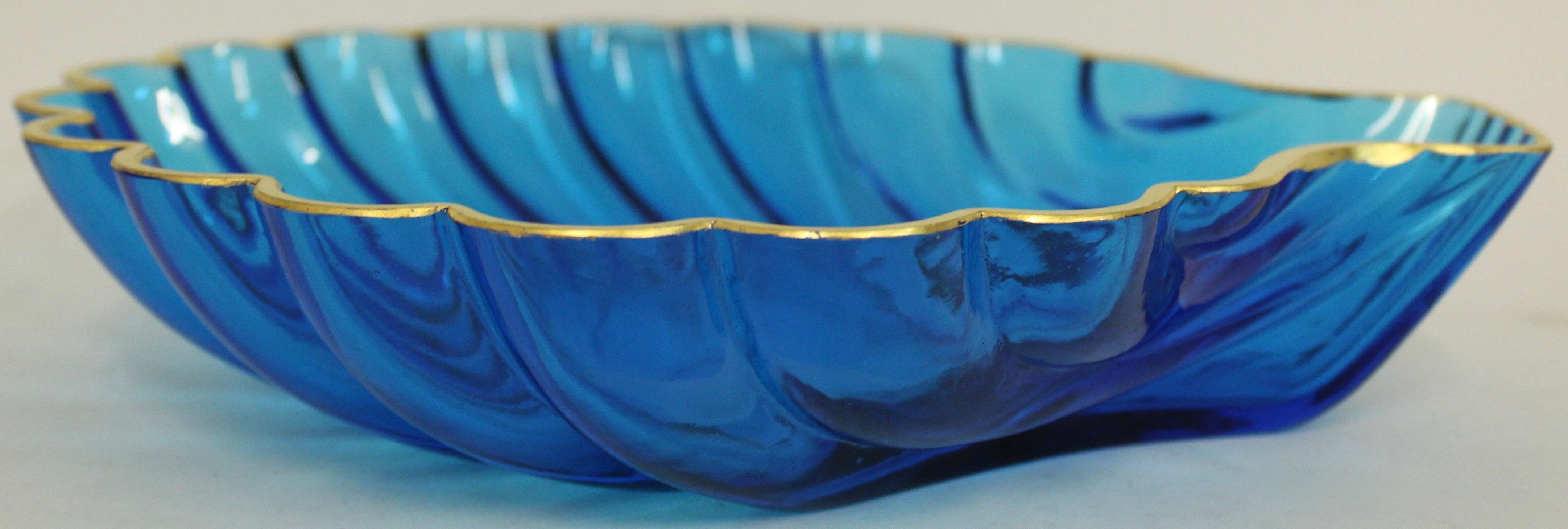 Plat en verre bleu transparent en forme de coquillage de Murano, Italie, 20ème siècle Bon état - En vente à London, GB