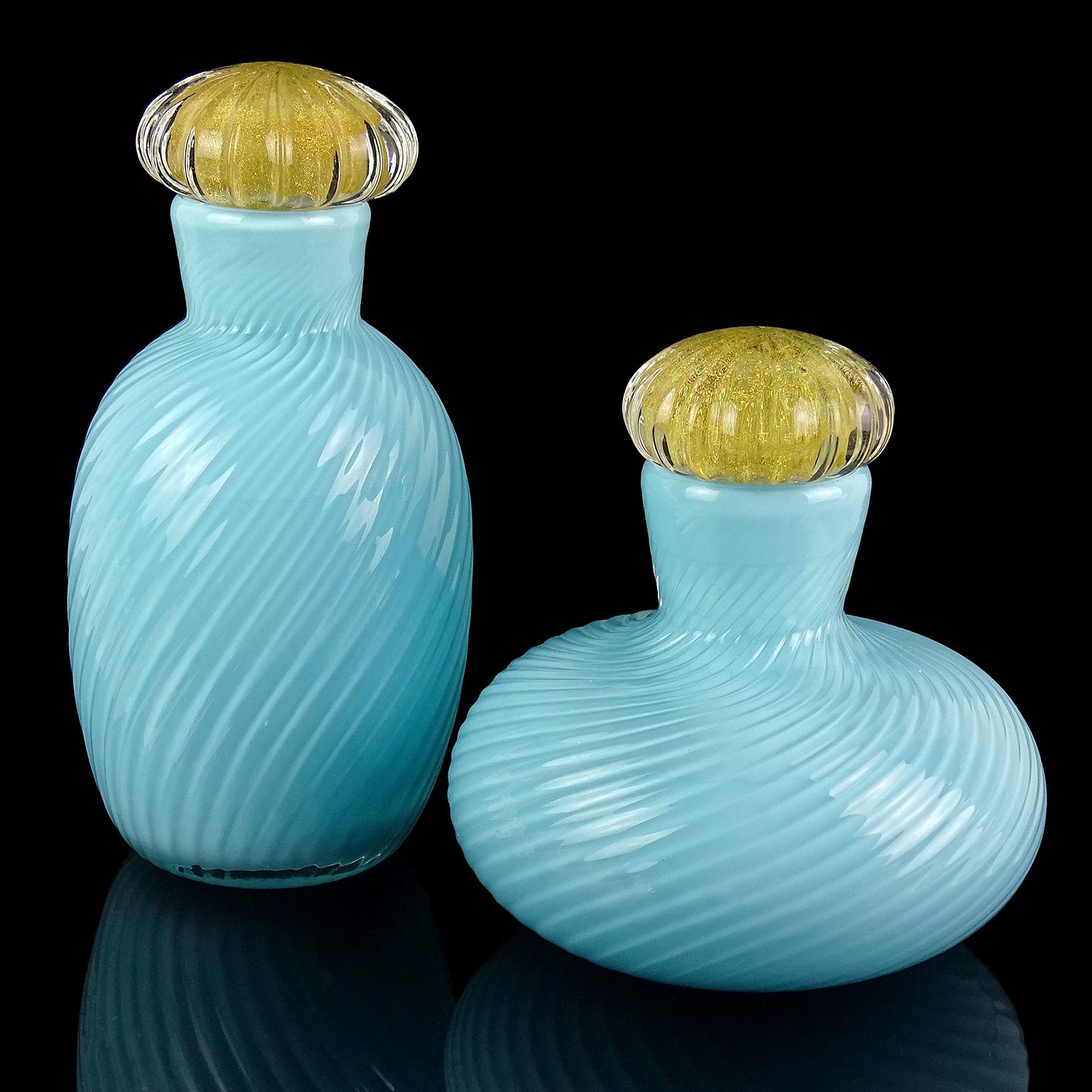 Precioso tarro o botella vintage de Murano soplado a mano Sommerso de color azul celeste y motas doradas de vidrio artístico italiano para tocador o baño. Firmado debajo: 