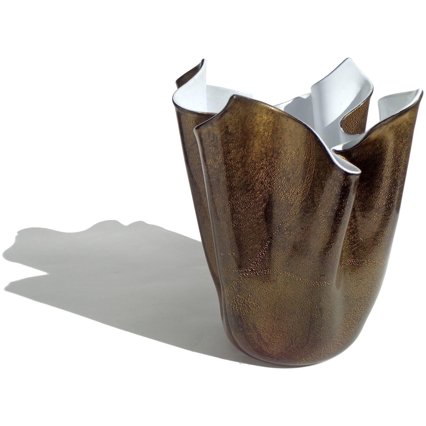 Schöne und große, Vintage Murano mundgeblasenen Goldflecken über schwarz und weiß italienischen Kunstglas Blumenvase. Das Stück hat die Form eines Fazzoletto / Taschentuchs. Die Vase ist unten mit 