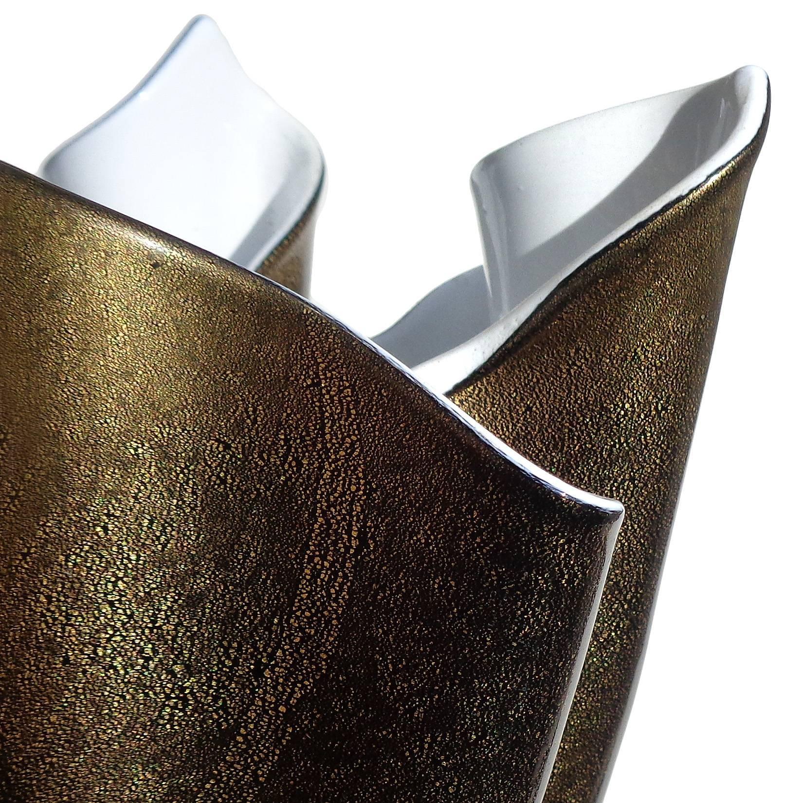 Italienische Fazzoletto-Blumenvase aus Murano-Kunstglas, signiert mit Goldflecken, Schwarz-Weiß (Moderne der Mitte des Jahrhunderts) im Angebot