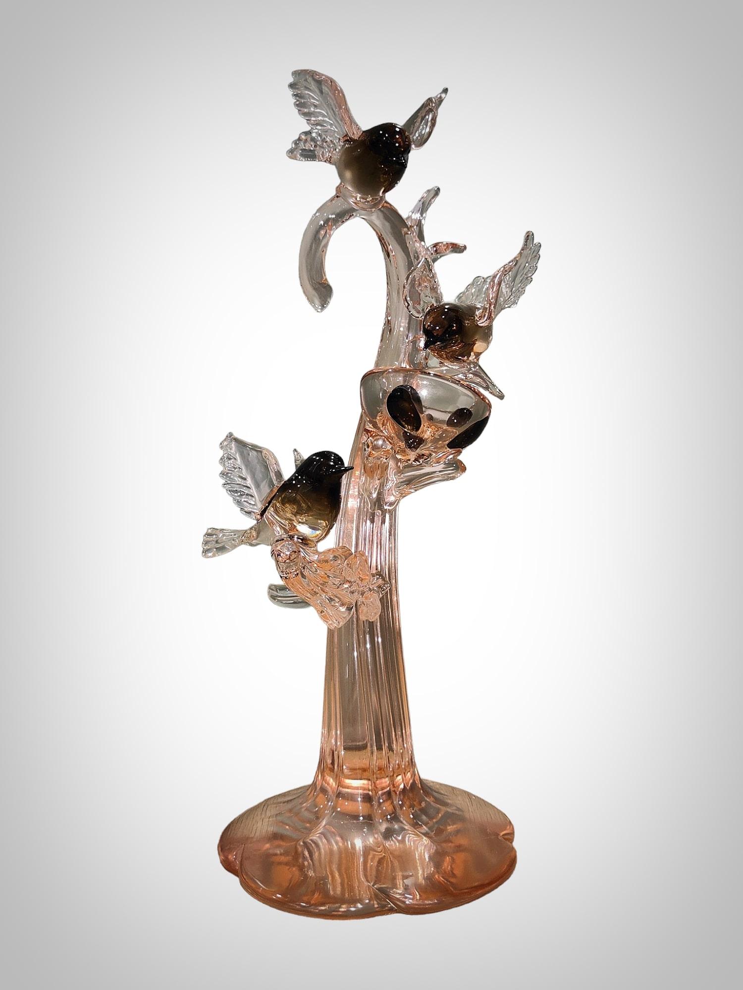 We present an exceptional Murano glass sculpture signed by the renowned artist Pino Signoretto. This elegant work of art captures the essence of Murano glass and depicts a charming tree with birds, a distinctive piece from the 70s that reflects the