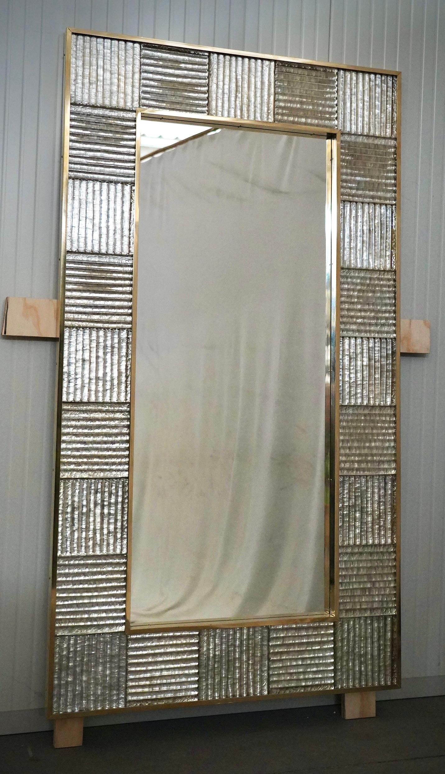 Un solide cadre argenté capte le regard de ceux qui l'observent et les plonge dans l'extase. Les fours Murano créent un design indiscutable et intemporel, à la fois simple et élégant.

La structure du miroir mural est en bois, où se loge le verre de