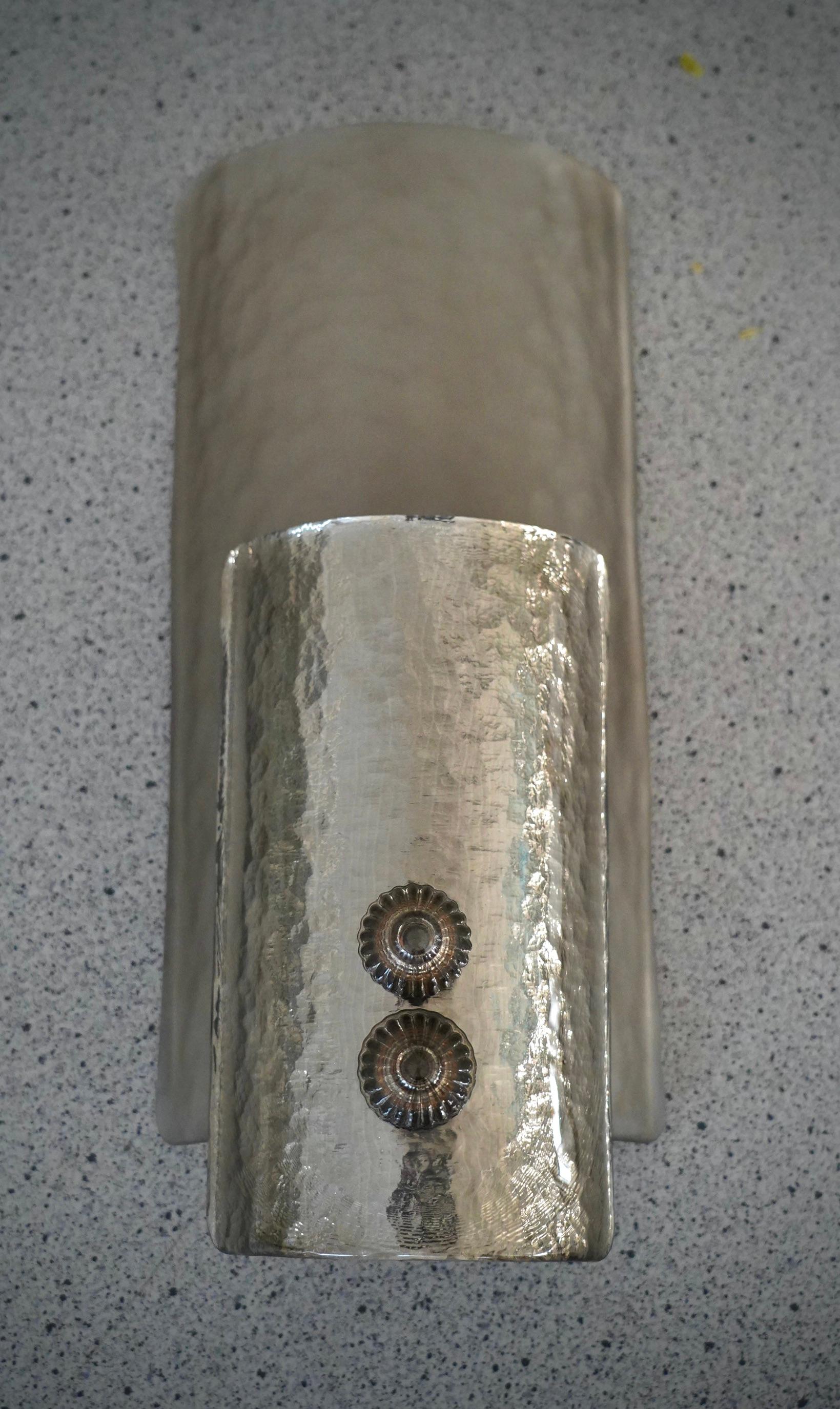 Schöne Montage für diese Murano-Glasapplikation. Ein ganz besonderes und selten zu findendes Glas, mit Silbereffekt und sandgestrahltem Glas; klassischer Murano-Stil.

Die Applikation besteht aus schönem, glattem, sandgestrahltem Glas, das in Form