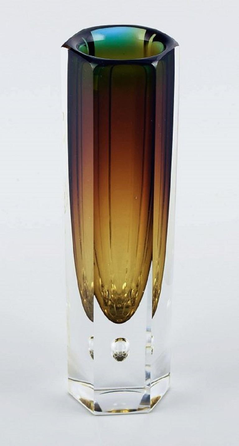 Murano, schlanke Vase aus rauchigem, mundgeblasenem Kunstglas.
Italienisches Design/One, 1960er Jahre.
Maße: 18,5 cm.
In ausgezeichnetem Zustand.