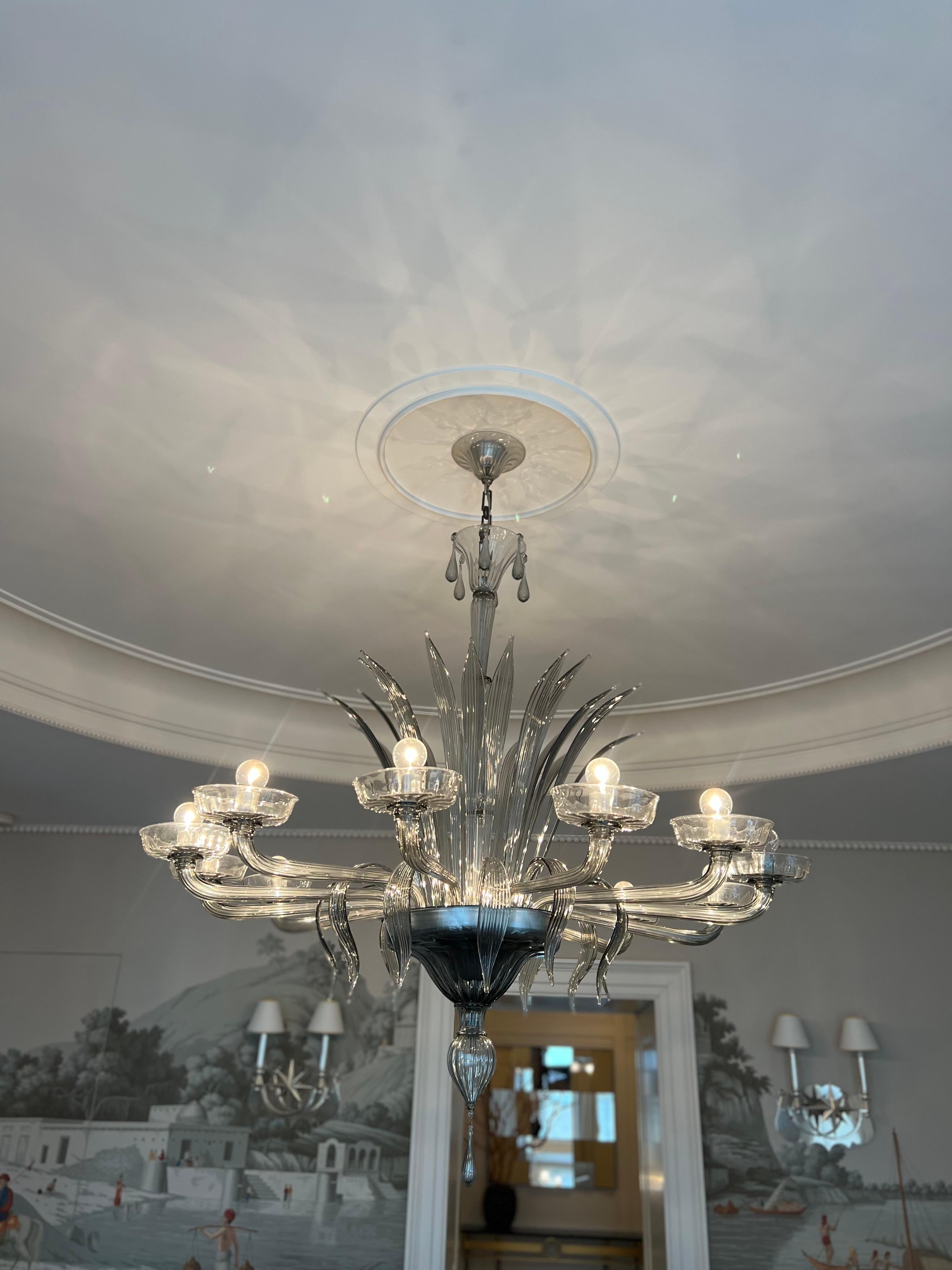 Italiano Lampadario in vetro color fumo di Murano a dodici luci in vendita