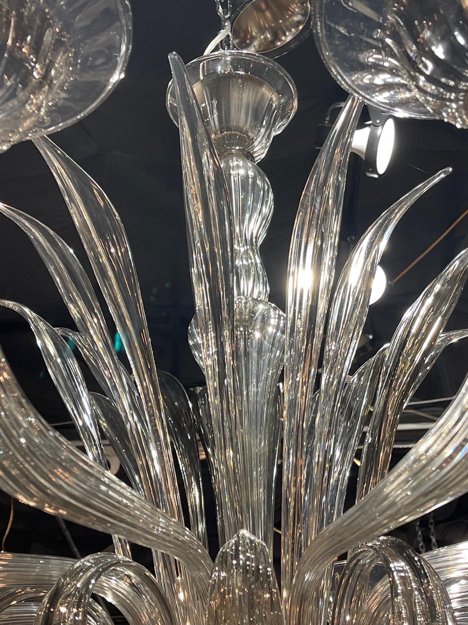 XXI secolo e contemporaneo Lampadario in vetro color fumo di Murano a dodici luci in vendita