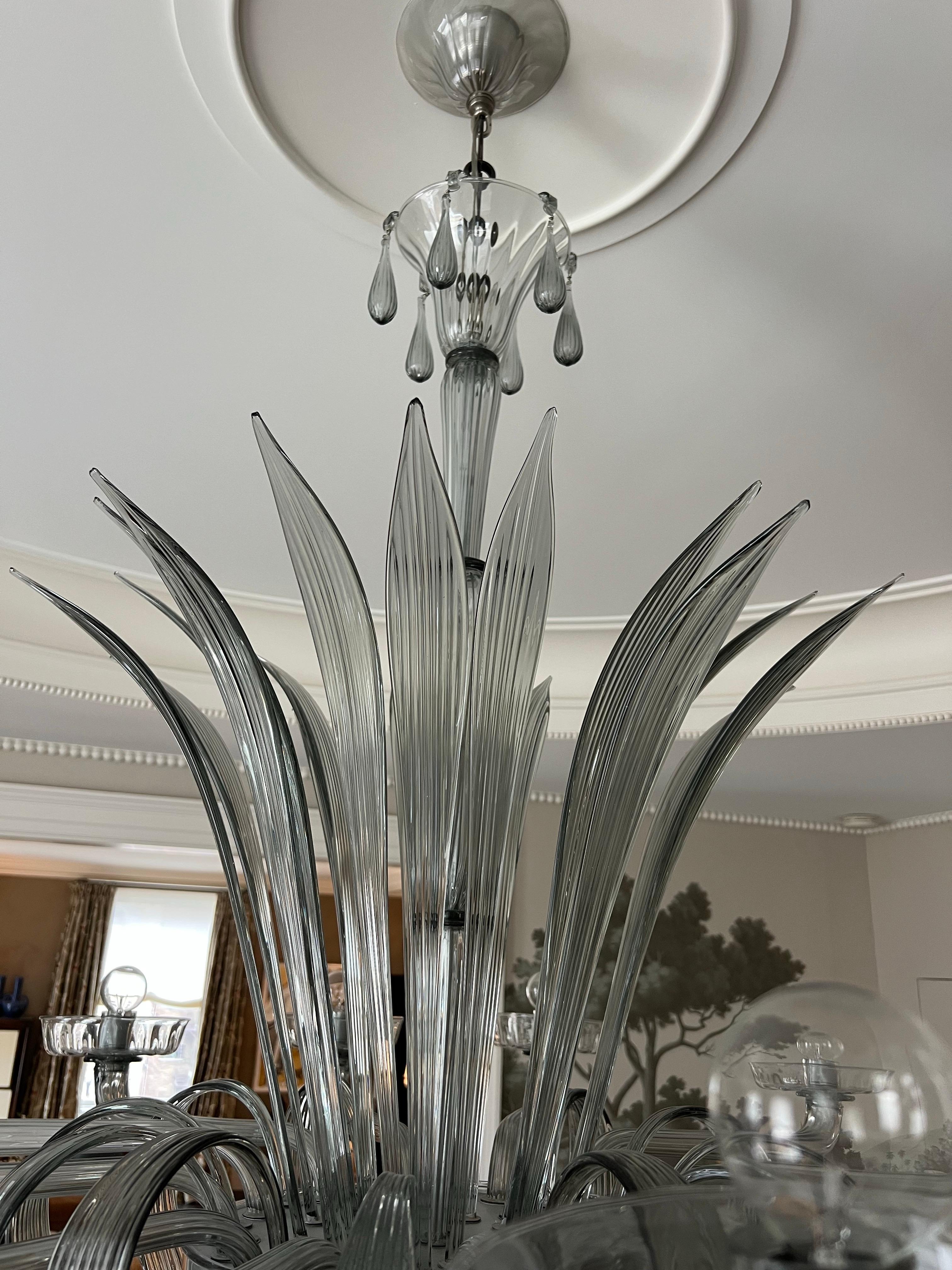XX secolo Lampadario in vetro color fumo di Murano a dodici luci in vendita