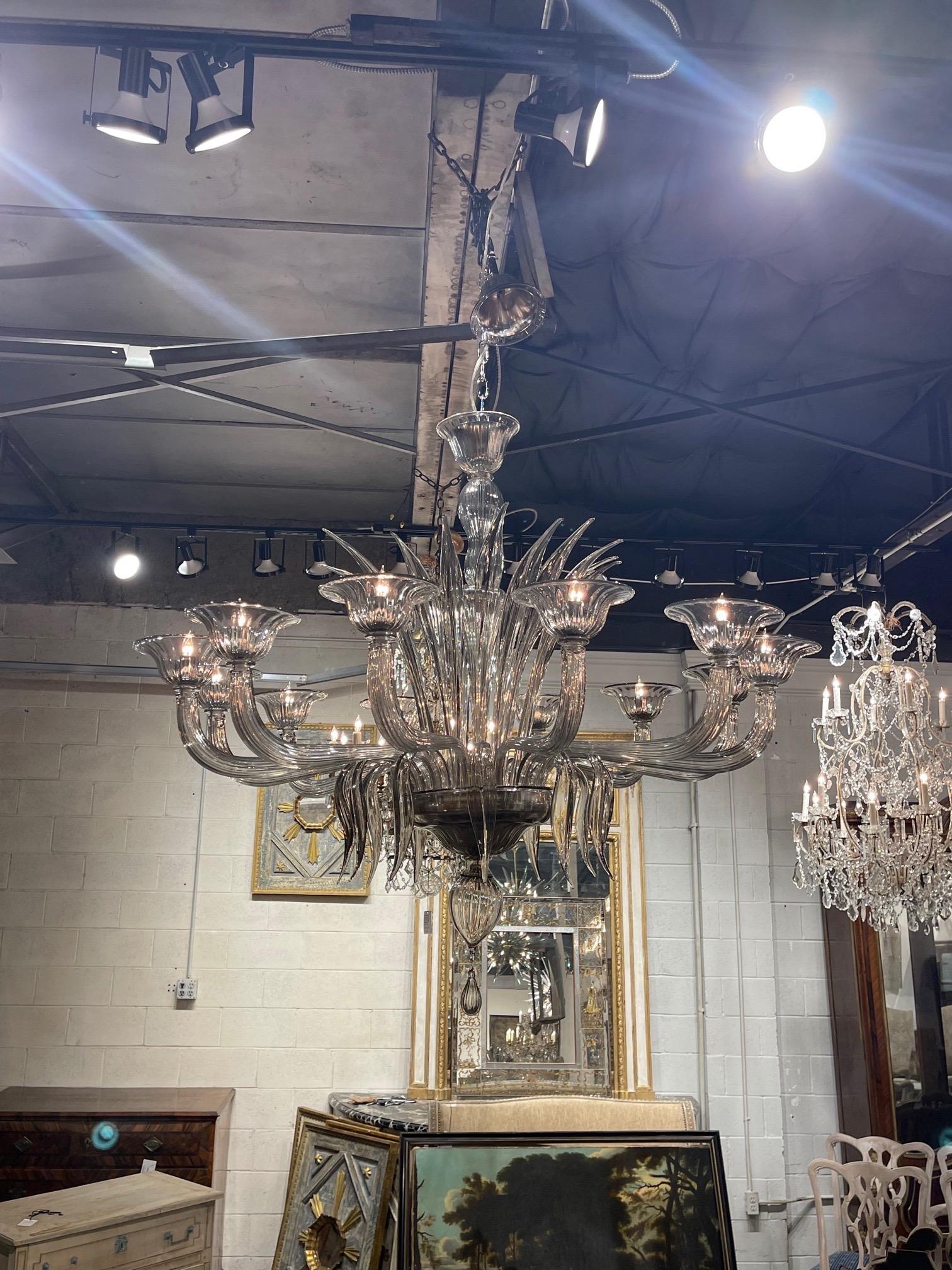 Lampadario in vetro color fumo di Murano a dodici luci in vendita 2
