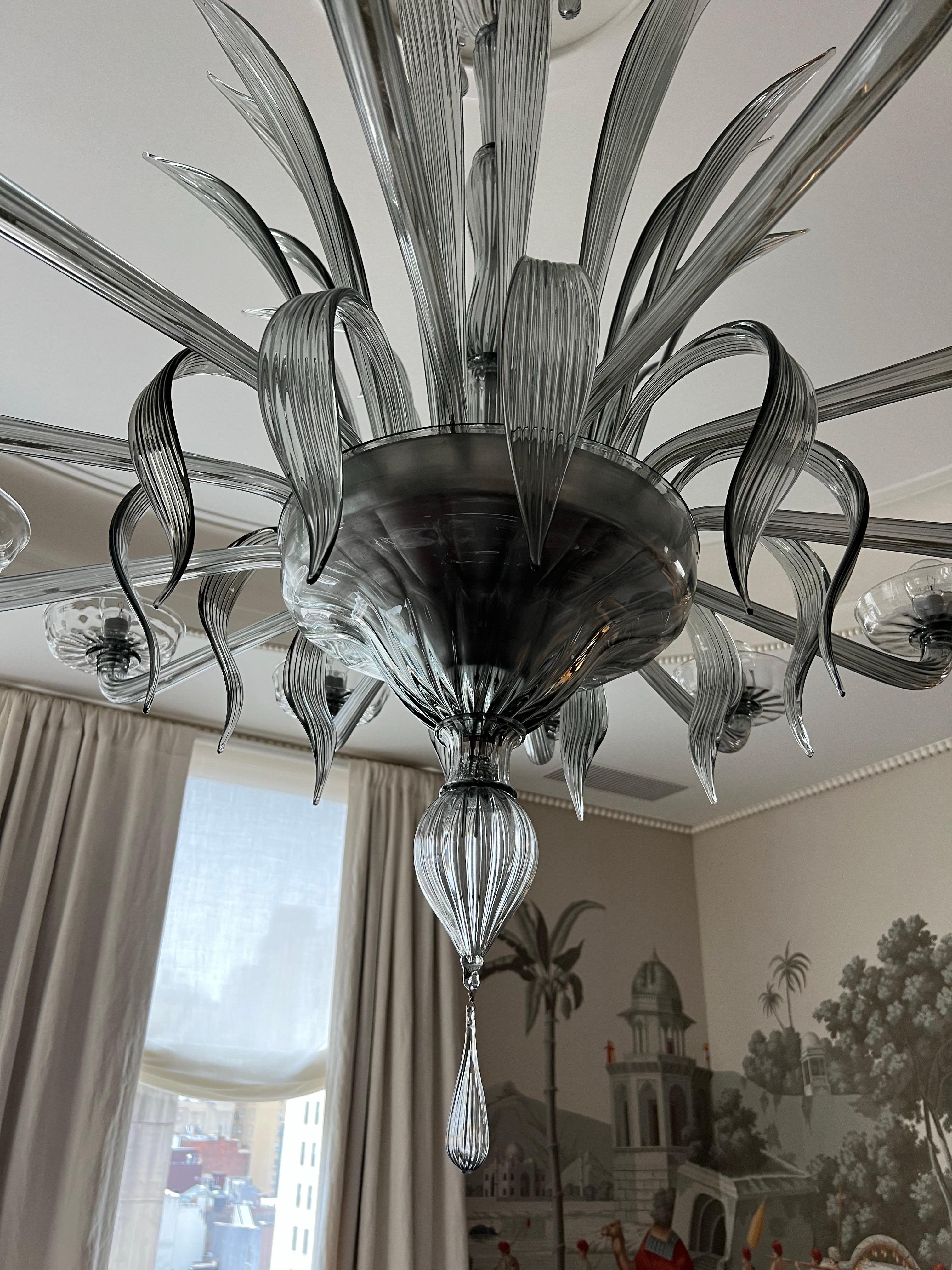 Lampadario in vetro color fumo di Murano a dodici luci in vendita 2