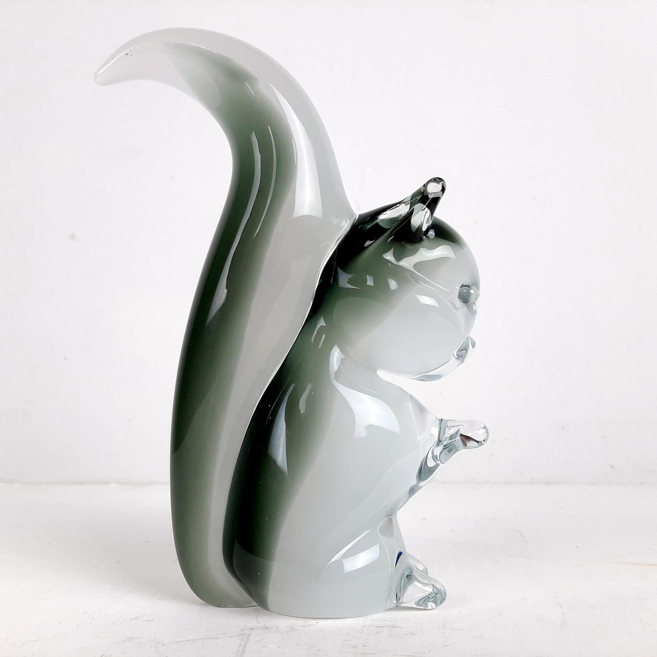 Un bellissimo pezzo di arte animale in vetro di Murano. 
Questo scoiattolo in vetro di Vincenzo Nason è realizzato in vetro grigio fumo ed è in ottime condizioni. Questo adorabile animale sarà sicuramente un pezzo di conversazione e una bellissima
