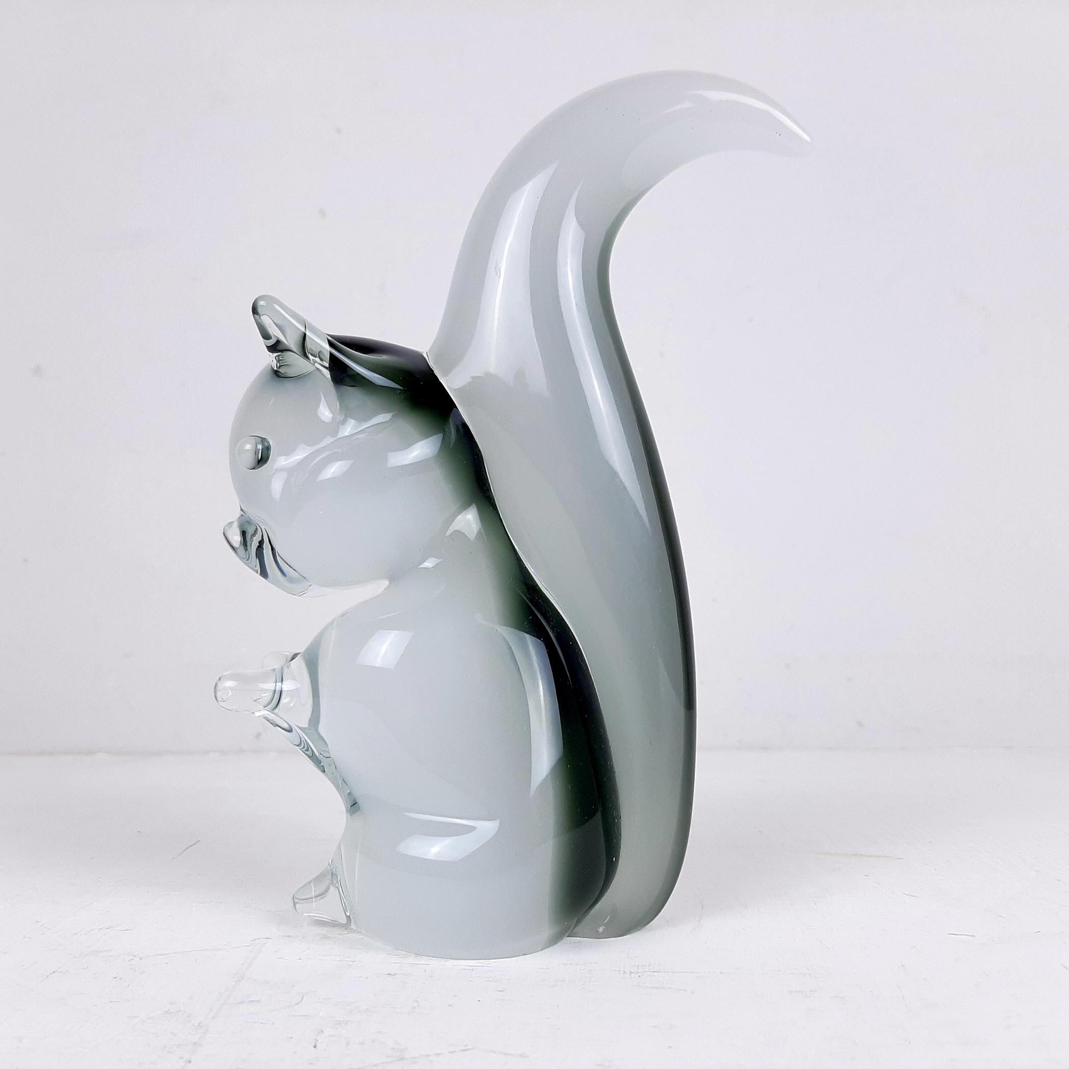 Mid-Century moderno Scultura in vetro fumé di Murano Scoiattolo V.I.I. Italia anni '70 in vendita