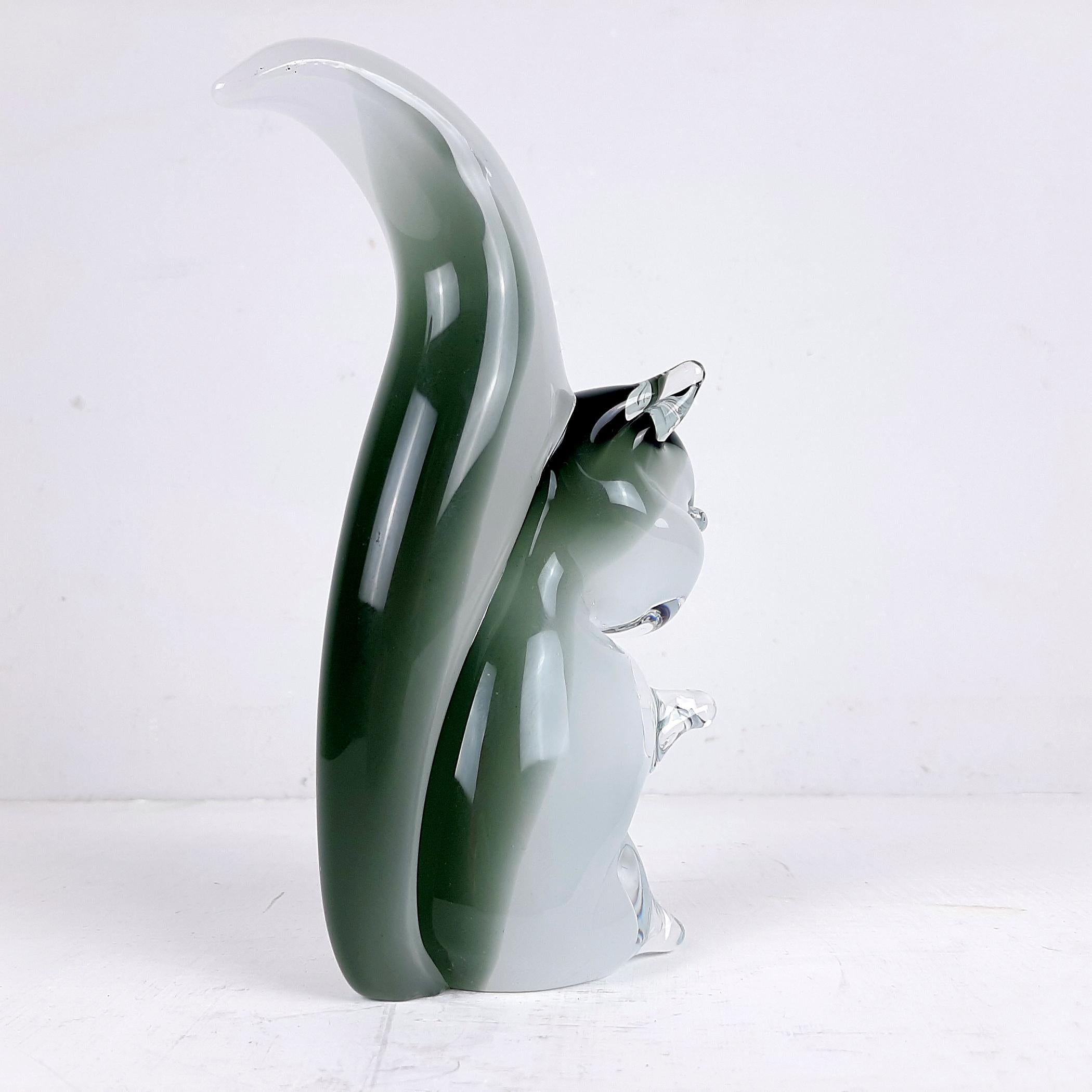 Italiano Scultura in vetro fumé di Murano Scoiattolo V.I.I. Italia anni '70 in vendita