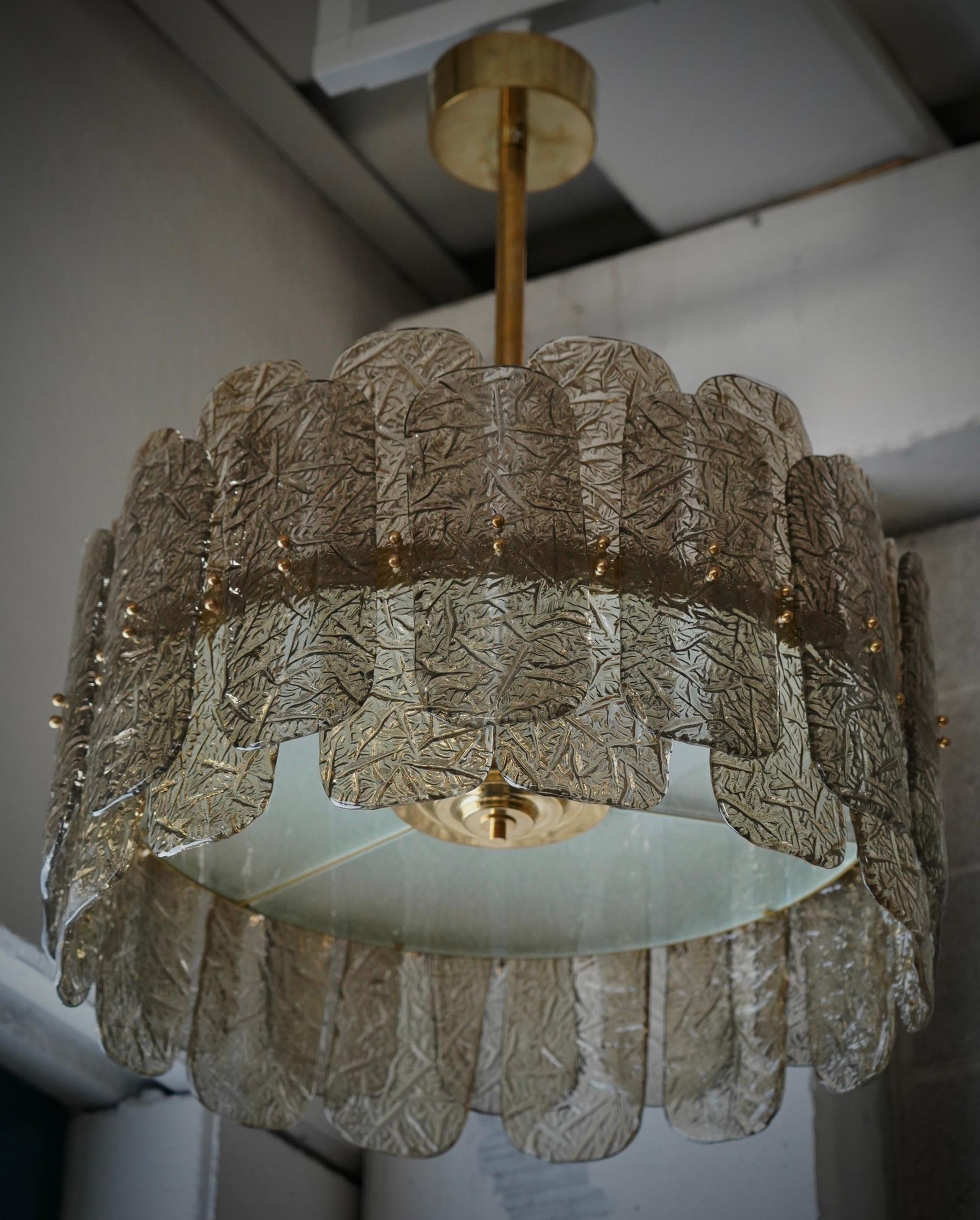 Fantastischer runder Kronleuchter aus Murano-Glas und poliertem Messing. Beachten Sie die Form der geräucherten Murano-Glasfliesen, sehr schön und einzigartig. Linearer Murano-Kronleuchter, einfach, aber sehr elegant.

Murano-Kronleuchter aus
